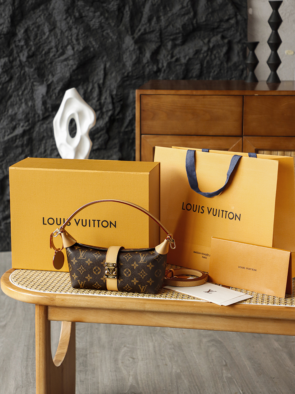 Louis Vuitton The Pochette Mia lunchbox bag delivers a stunning visual impact, exuding an air of vintage chic that is off the charts. Its magnetic S-lock clasp serves not only as a decorative accent but also as a symbol of exquisite craftsmanship and quality.