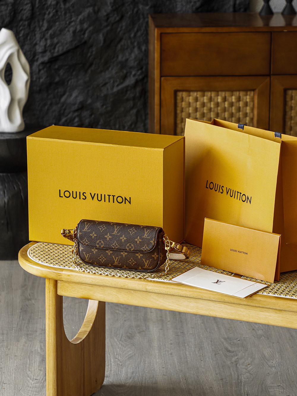Louis Vuitton In recent years, the Y2K retro trend has continued to gain momentum; Ivy was born at the intersection of this retro resurgence and modern practicality.