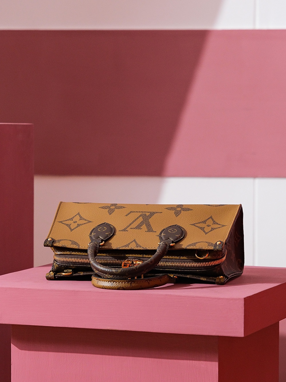 Louis Vuitton A fresh reinterpretation of the EAST WEST—featuring a spacious silhouette—is poised to unleash yet another wave of fashion trends!