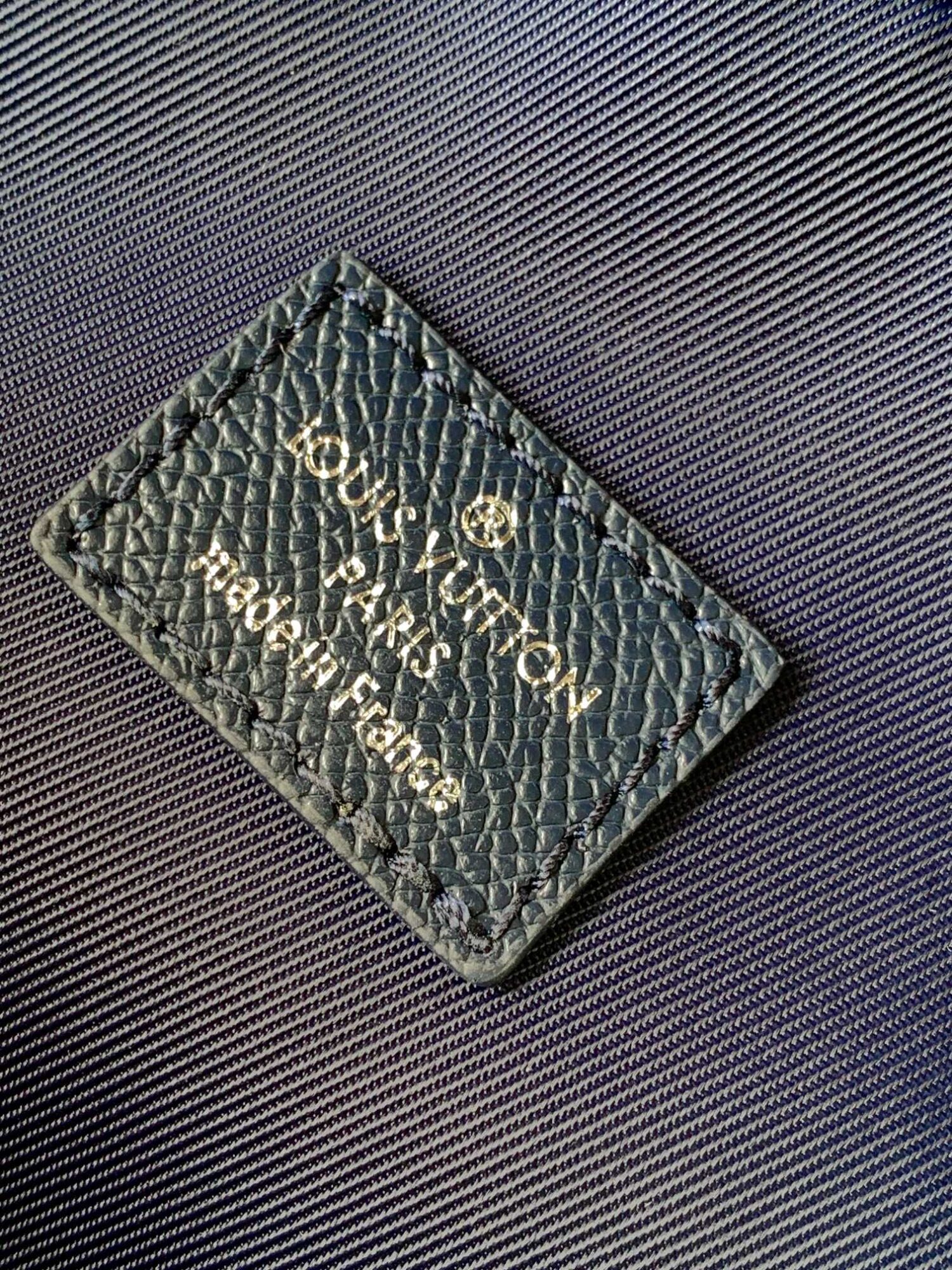 Louis Vuitton M30971 Midnight Blue This Avenue shoulder bag is made of Taïga cowhide leather.