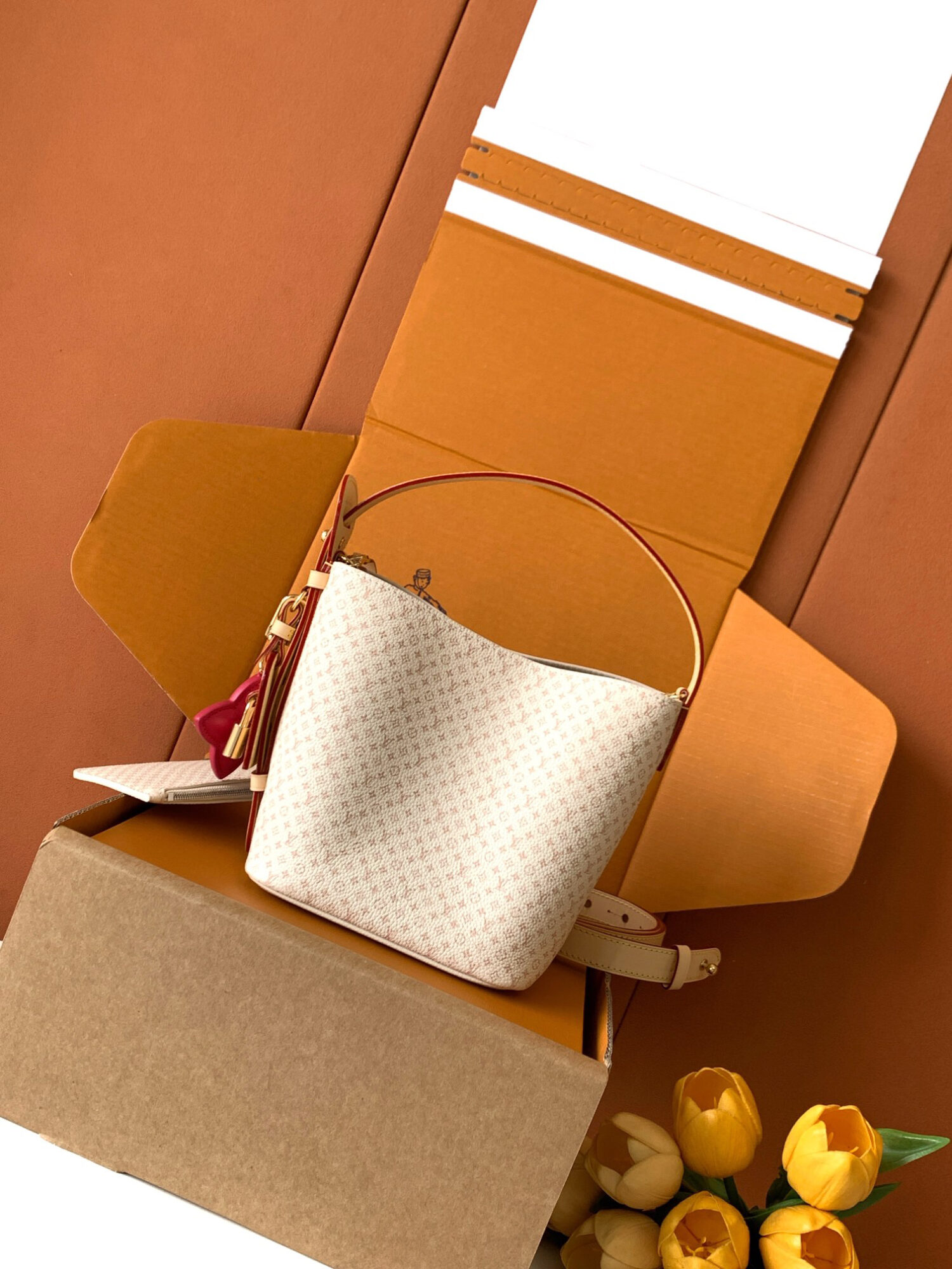 Louis Vuitton The M15130 uses Italian Grade A leather, highlighting its quality, hardware, fabric, craftsmanship, edge finishing, and Grade A production.