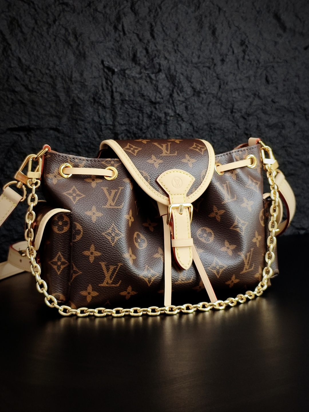 Louis Vuitton The M25085 uses Italian Grade A leather, which is a key factor in its quality.