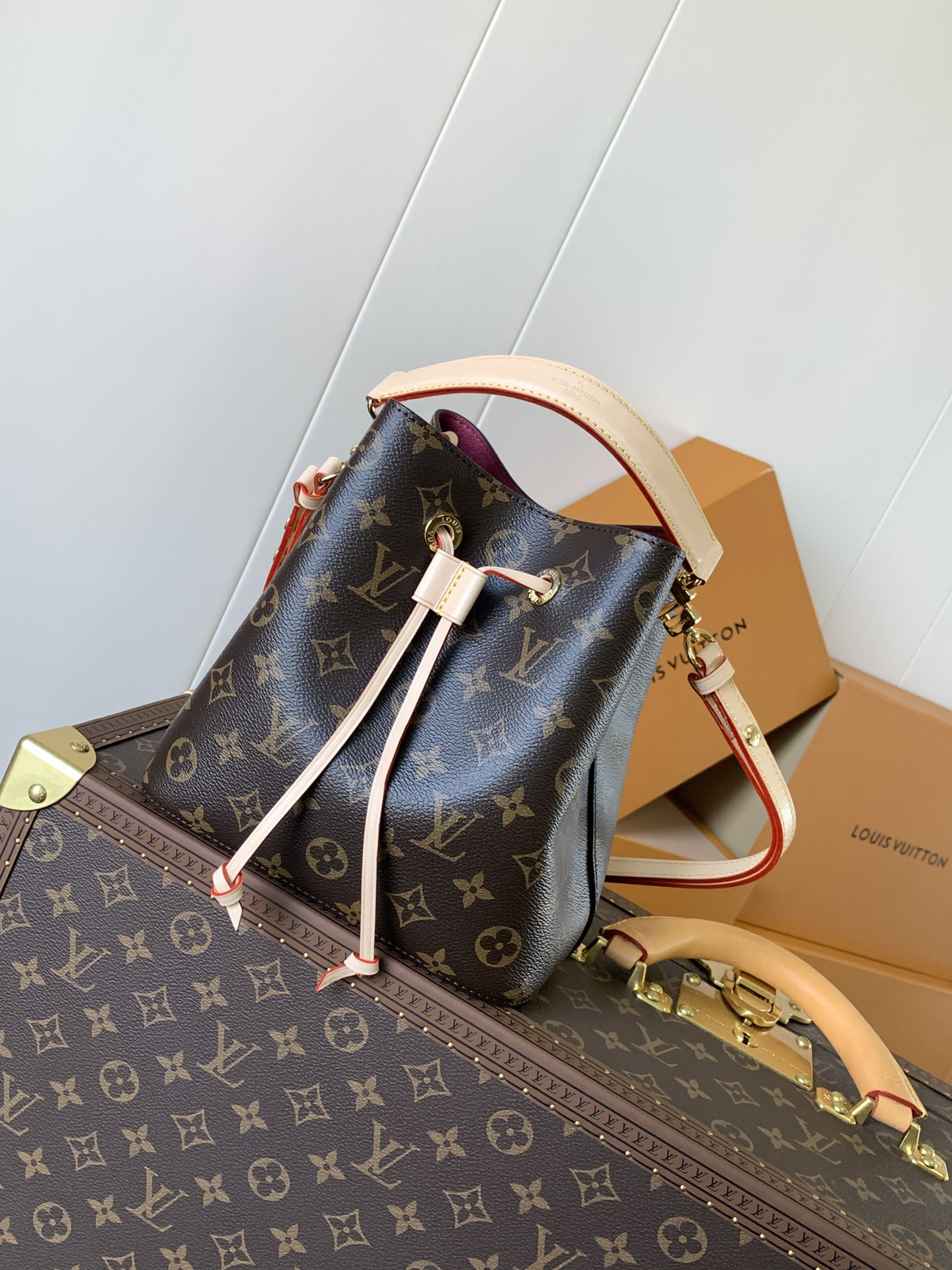 Louis Vuitton M46581 Monogram Canvas Mini Bucket Bag Series NÉONOÉ BB Handbag, featuring a Monogram canvas BB adorned with natural leather.