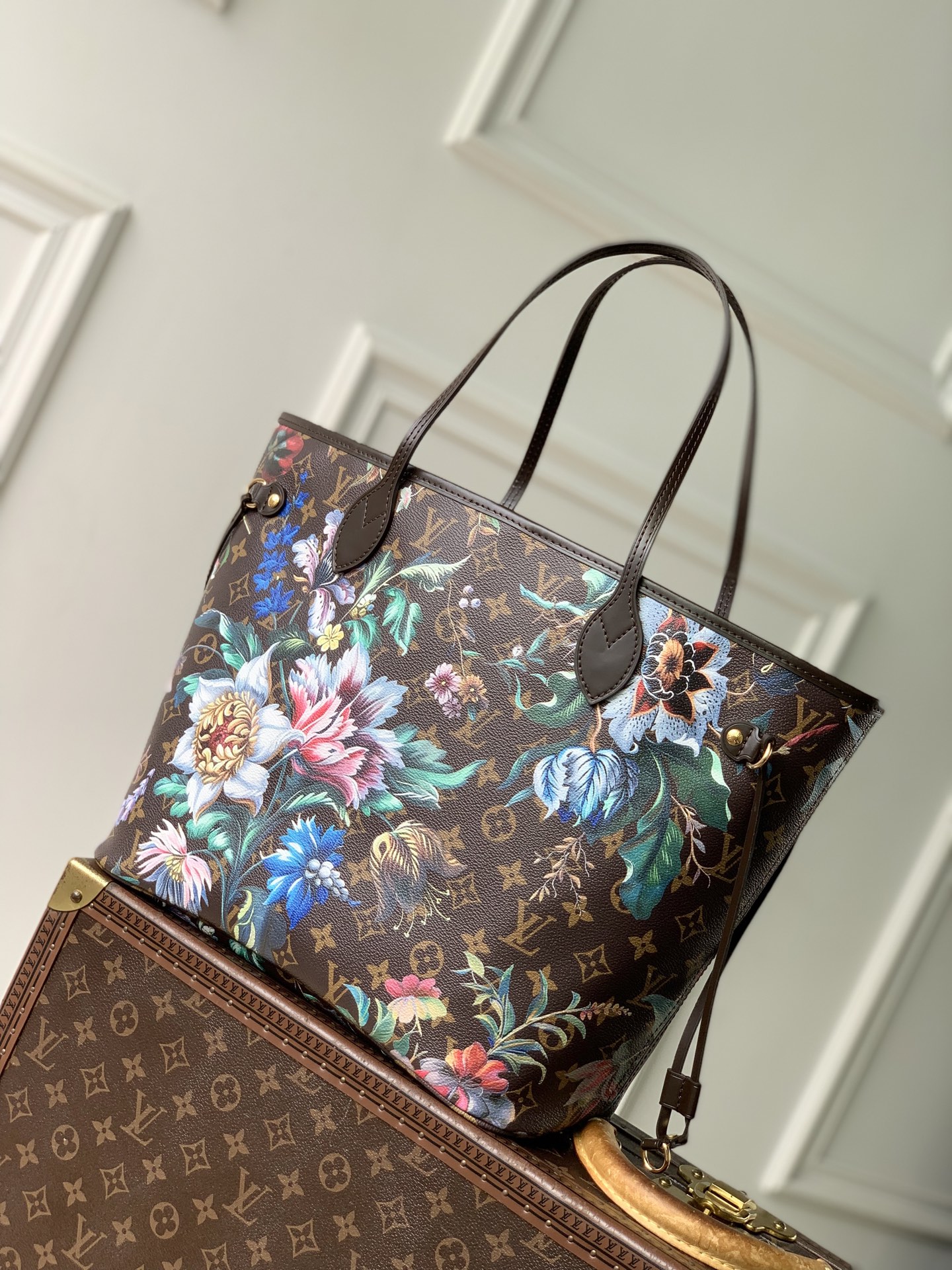 Louis Vuitton M28918 This Neverfull medium handbag is from the Monogram Eden collection.