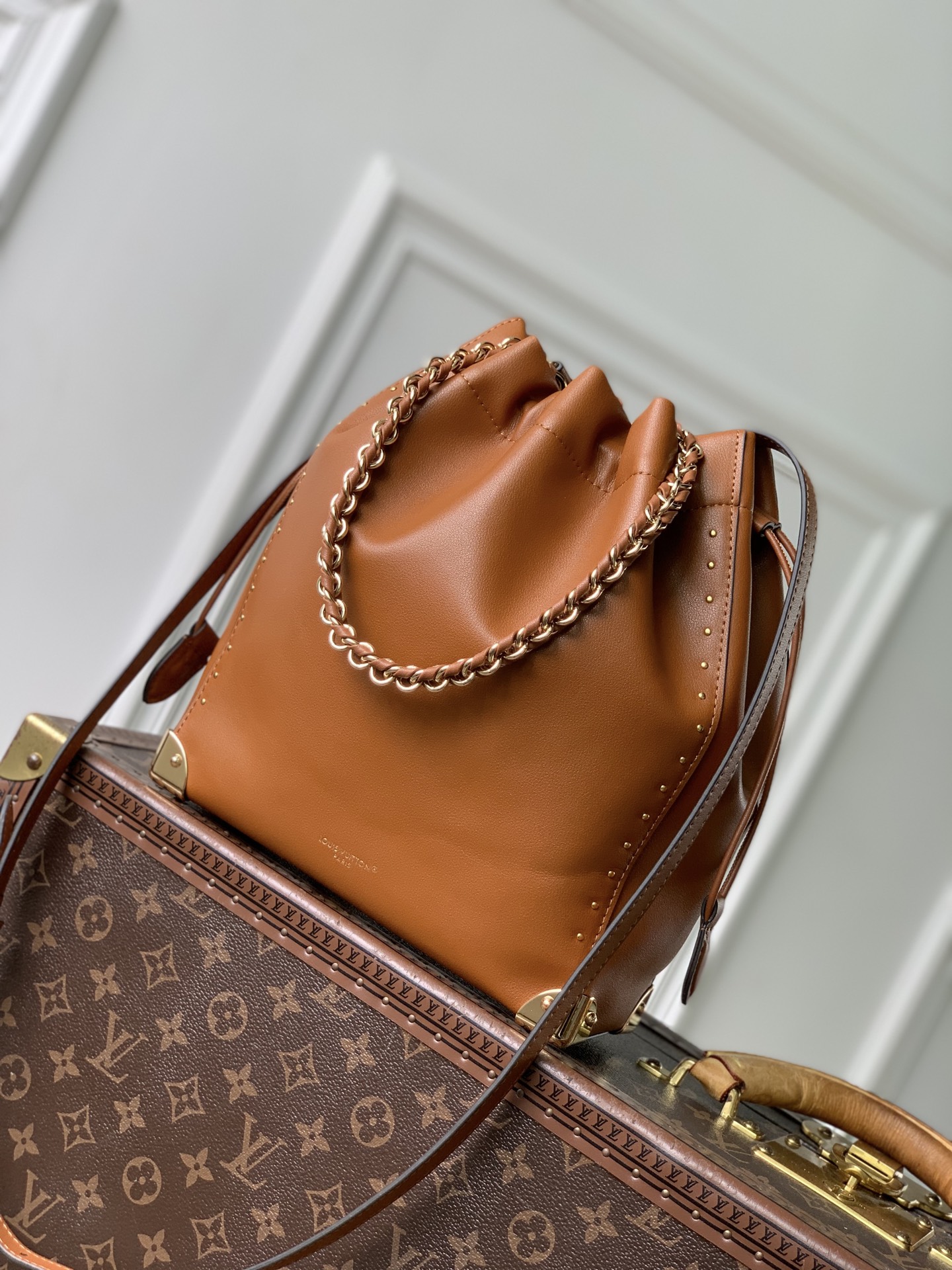 Louis Vuitton M29131 This Noé Trunk handbag is constructed from cowhide leather in a bucket bag shape.