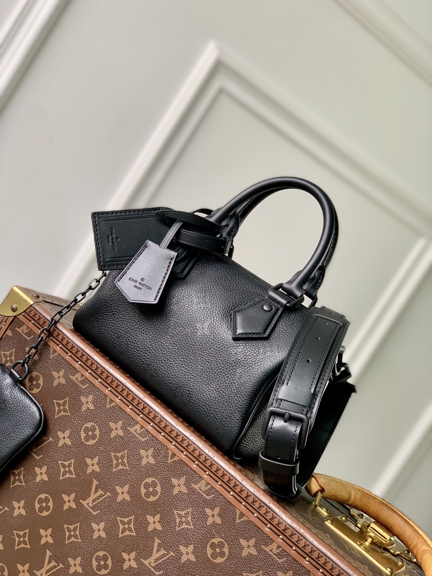 Louis Vuitton The M23807 black Speedy P9 Bandoulière 20 handbag is crafted from glossy calfskin leather.