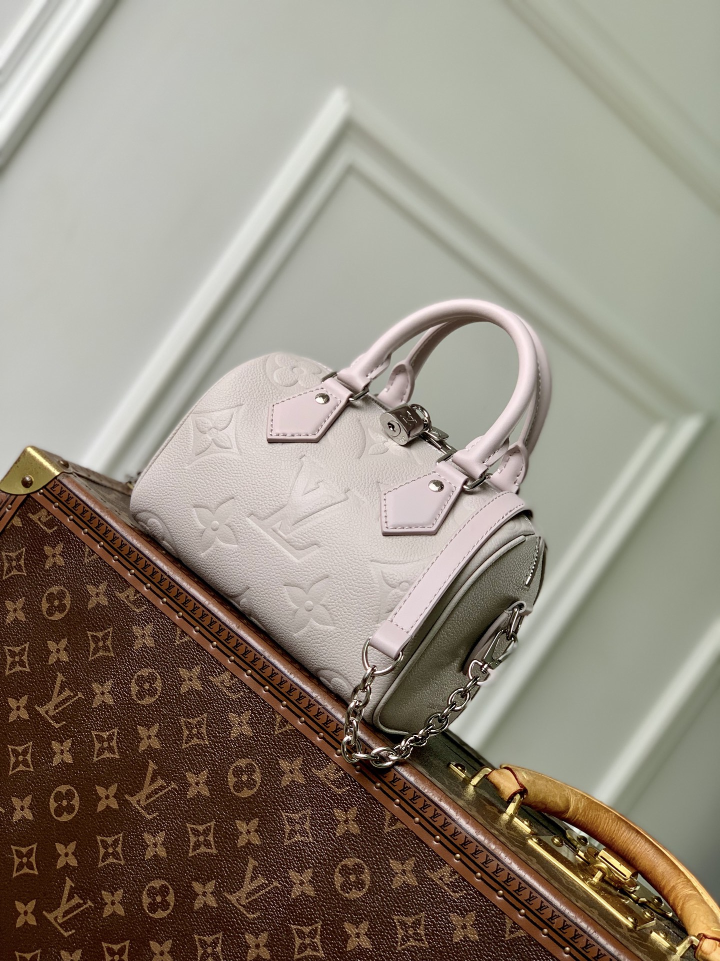 Louis Vuitton The M28343 Speedy 20 is reinterpreted this season, featuring a versatile and sophisticated Brume grey color.