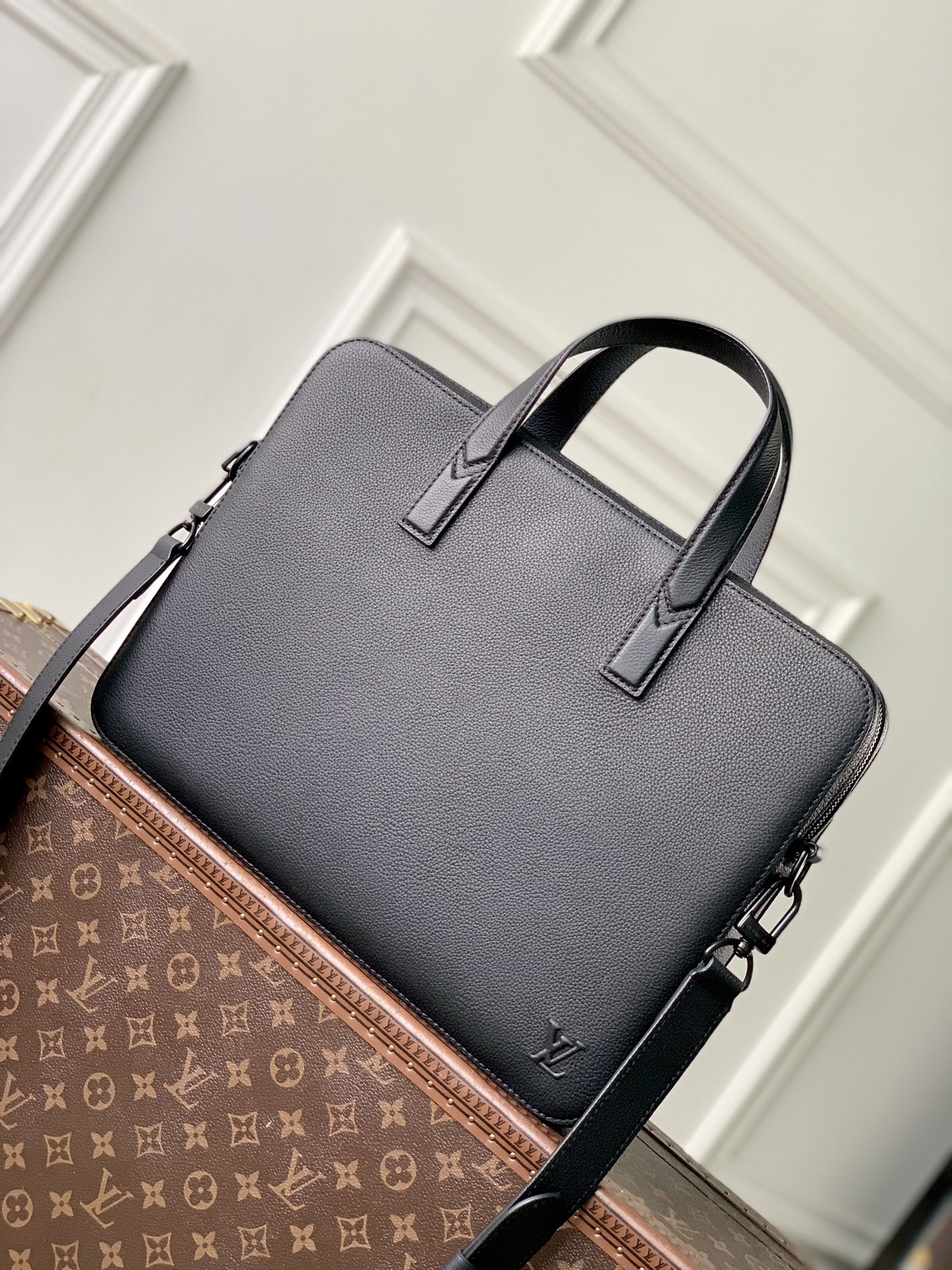 Louis Vuitton The M15258 Gate briefcase is crafted from waxed cowhide leather, featuring a supple design and ample space.