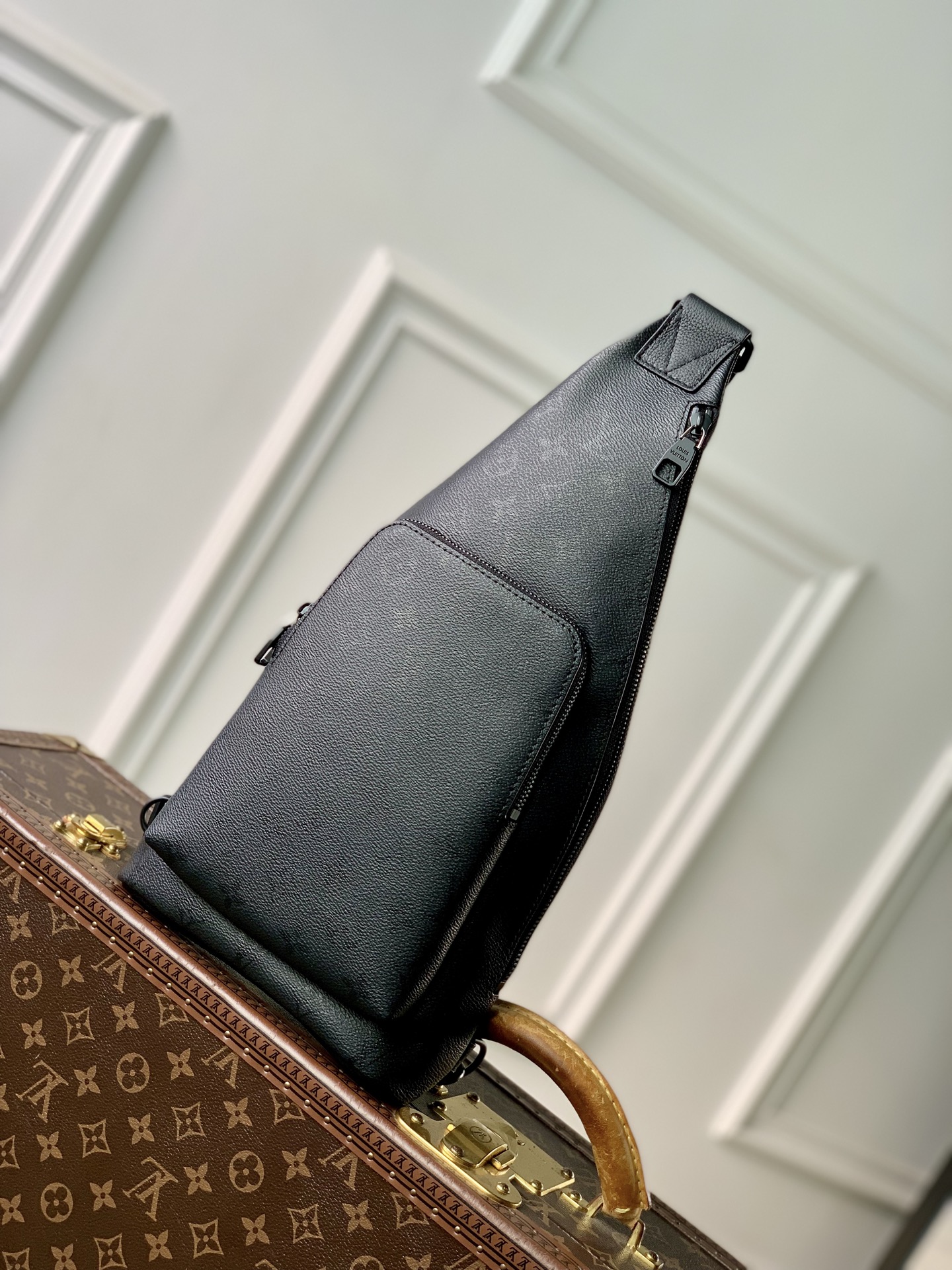 Louis Vuitton The basic silhouette of the M28399 Duo shoulder bag is crafted from the iconic monochrome Monogram Midnight canvas.