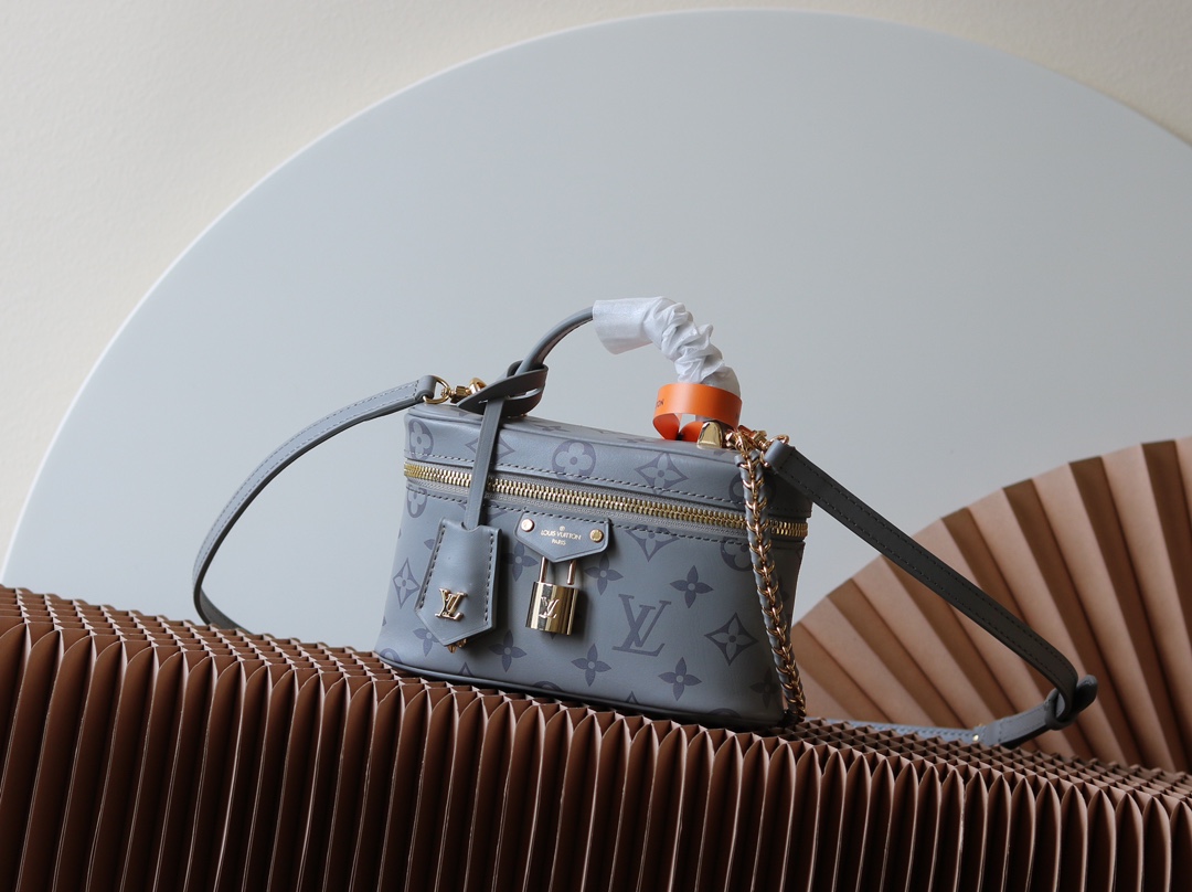 Louis Vuitton Exclusive Real Shot: The Vanity Chain Pouch Handbag with Variable Code Chip Version, m12427 Grey (Silkscreen Print) Inspired by the iconic Nice, the Vanity Chain Pouch captures the spirit of travel.