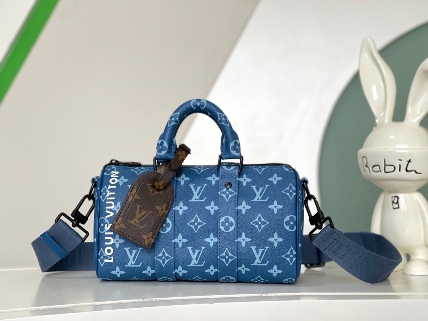 Louis Vuitton M46803 Blue Pillow Bag 🦍🦍 This Keepall Bandoulière 25 handbag is made of coated canvas.