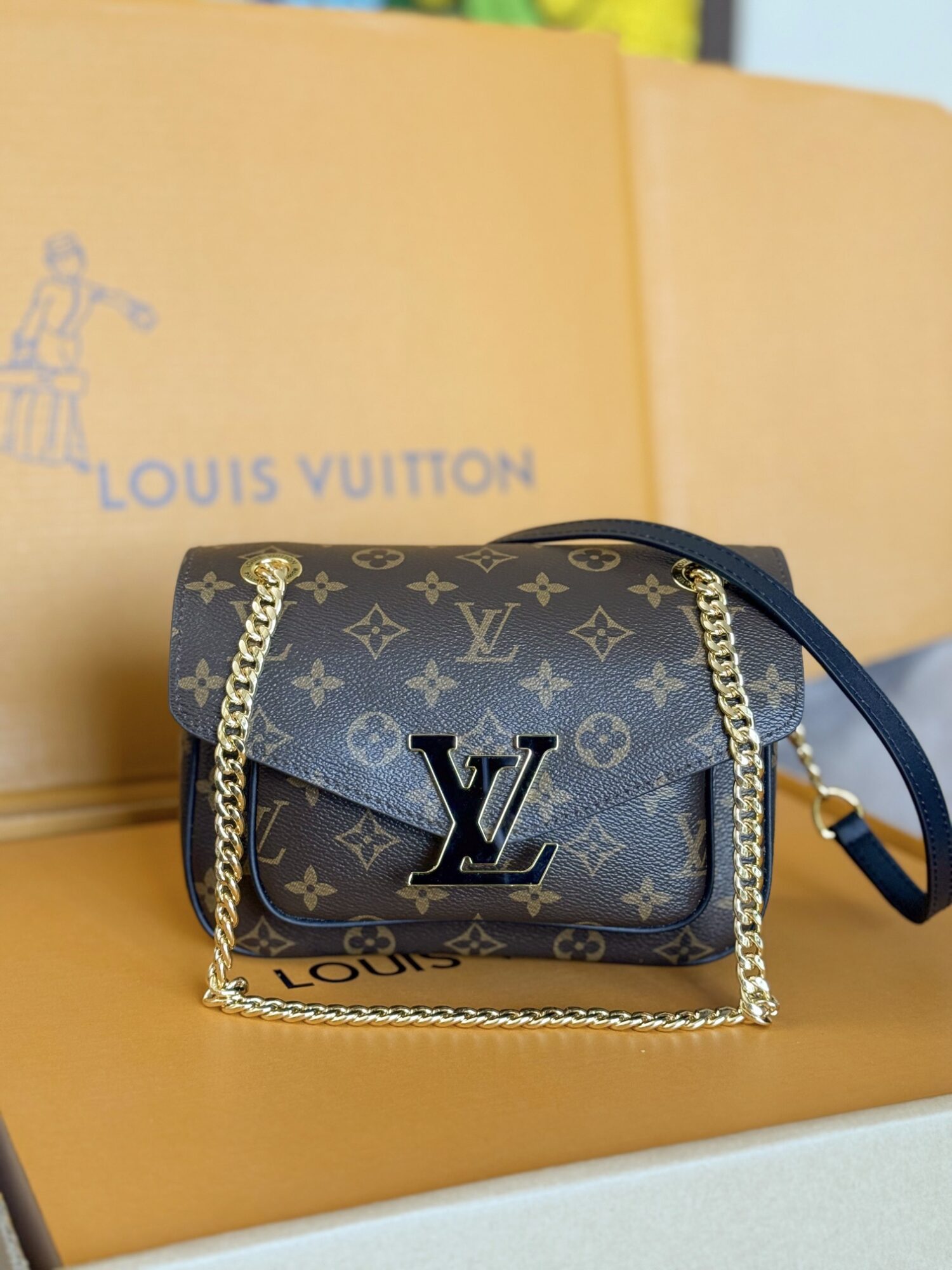 Louis Vuitton【NEW CHAIN ​​BAG】Model: M45592 This chain bag features a delicate design crafted from Monogram canvas.