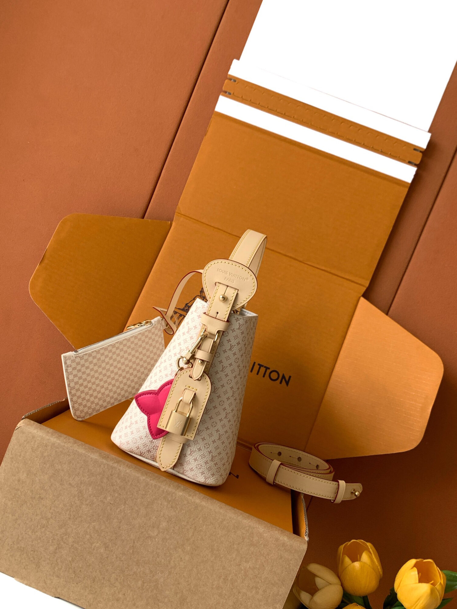 Louis Vuitton The M15130 uses Italian Grade A leather, highlighting its quality, hardware, fabric, craftsmanship, edge finishing, and Grade A production.