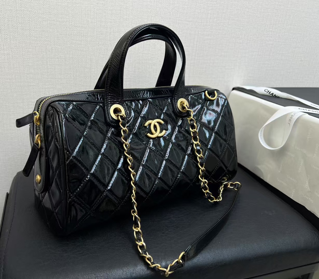 Chanel with complete packaging  25a is so eye-catching!