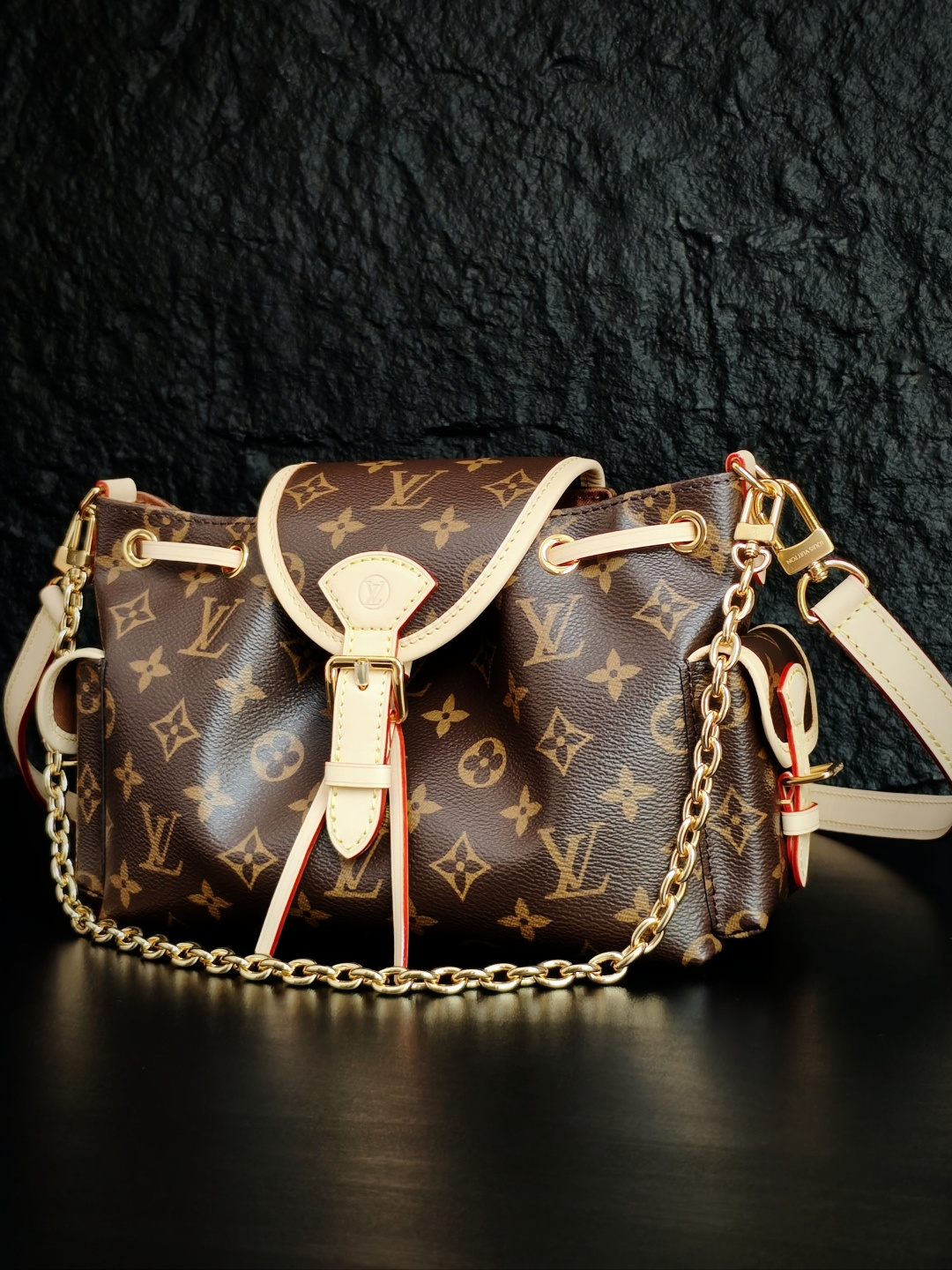 Louis Vuitton The M25085 uses Italian Grade A leather, which is a key factor in its quality.