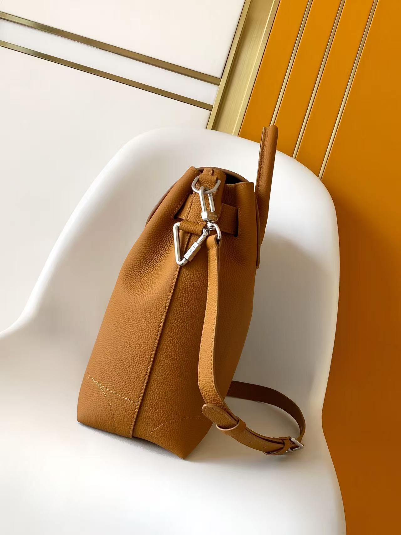 Louis Vuitton This Sapphire 30 handbag is a modern interpretation of the timeless Sapphire handbag, crafted from Brønsted cowhide leather.