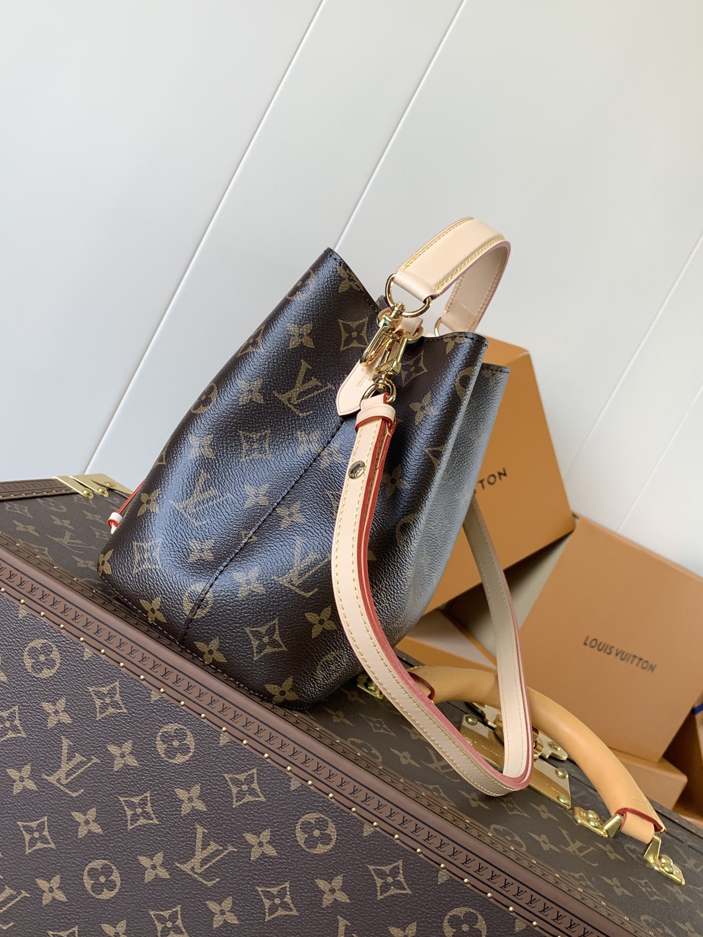 Louis Vuitton M46581 Monogram Canvas Mini Bucket Bag Series NÉONOÉ BB Handbag, featuring a Monogram canvas BB adorned with natural leather.