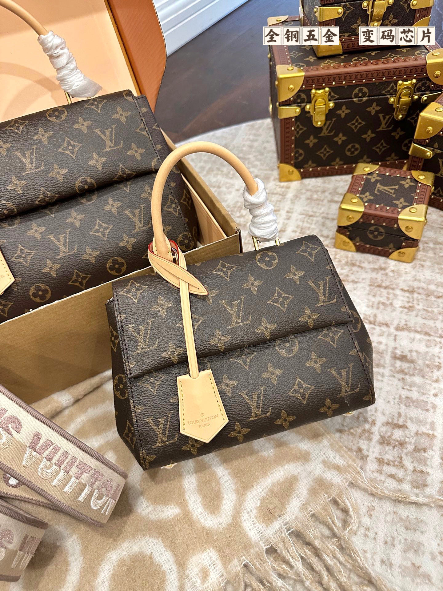 Louis Vuitton This monogrammed, single-shoulder/crossbody bag is so simple 😍 The more you look at it, the better it looks. The capacity is surprisingly generous.