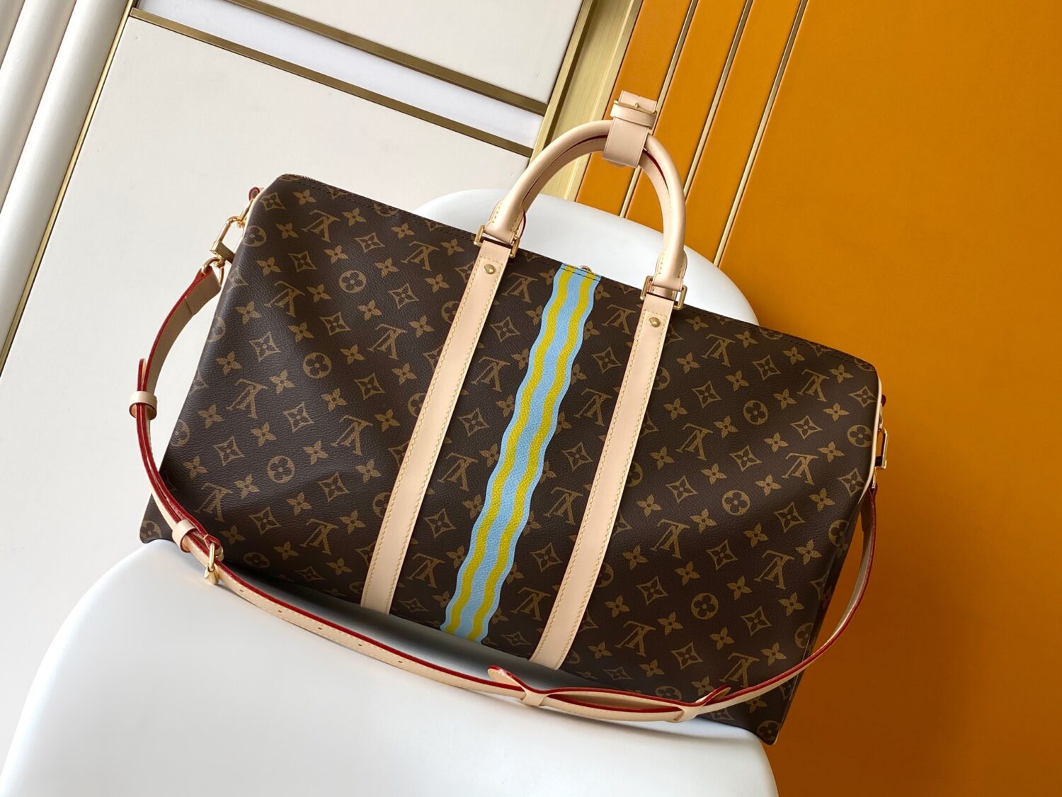 Louis Vuitton 2295 Monogram 50CM 163c01 Dynamic Chip This Keepall Bandoulière 50 travel bag features the Monogram design.