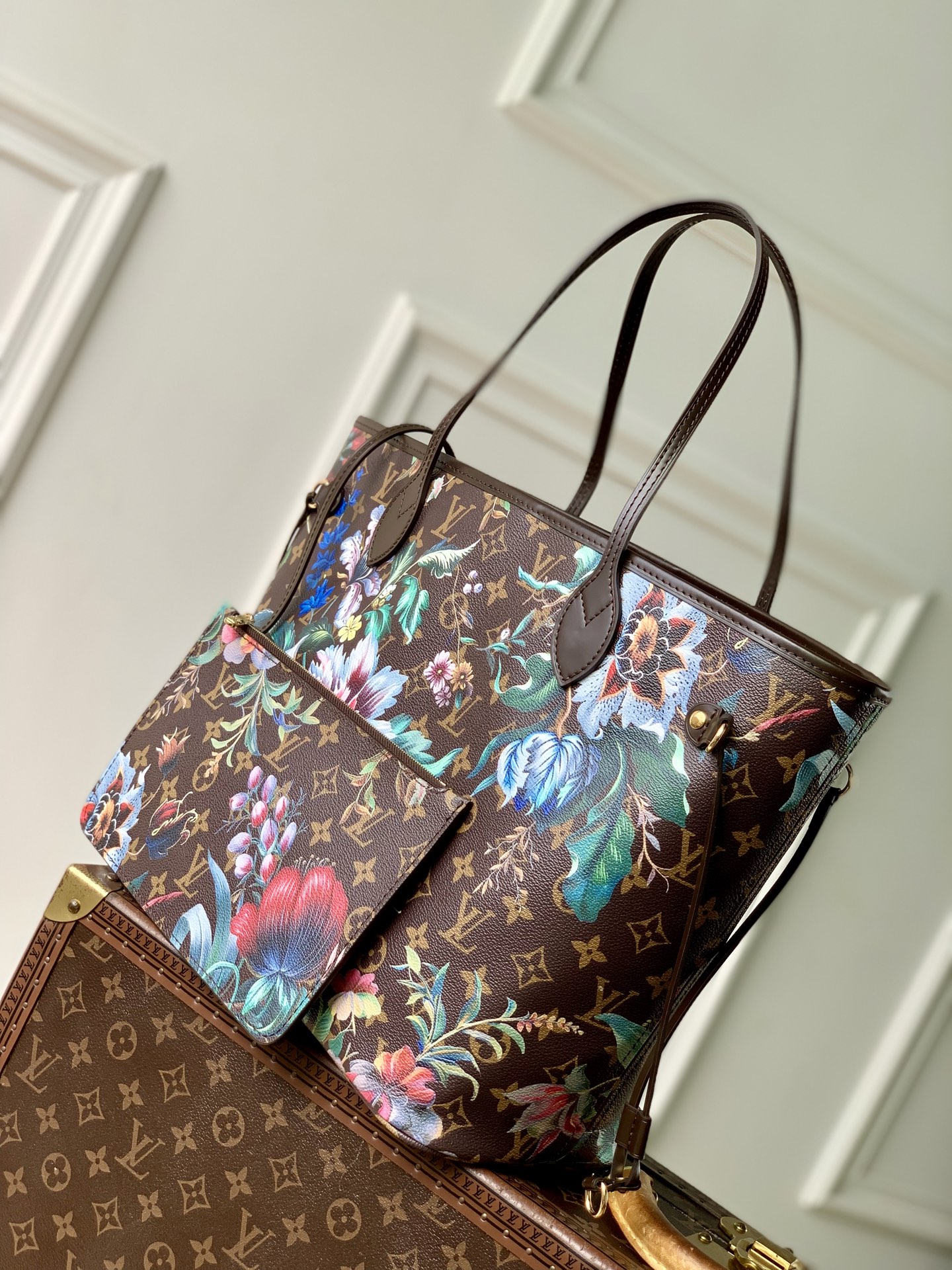 Louis Vuitton M28918 This Neverfull medium handbag is from the Monogram Eden collection.