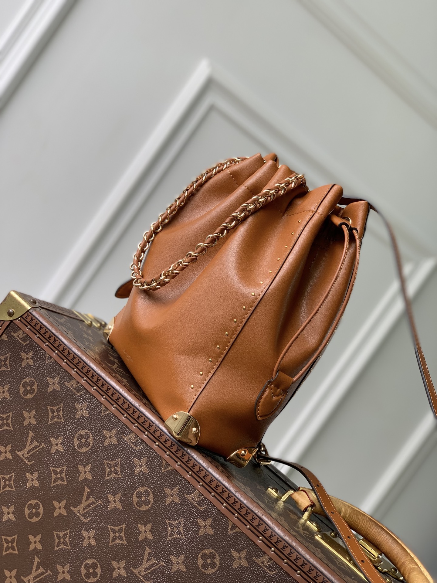 Louis Vuitton M29131 This Noé Trunk handbag is constructed from cowhide leather in a bucket bag shape.