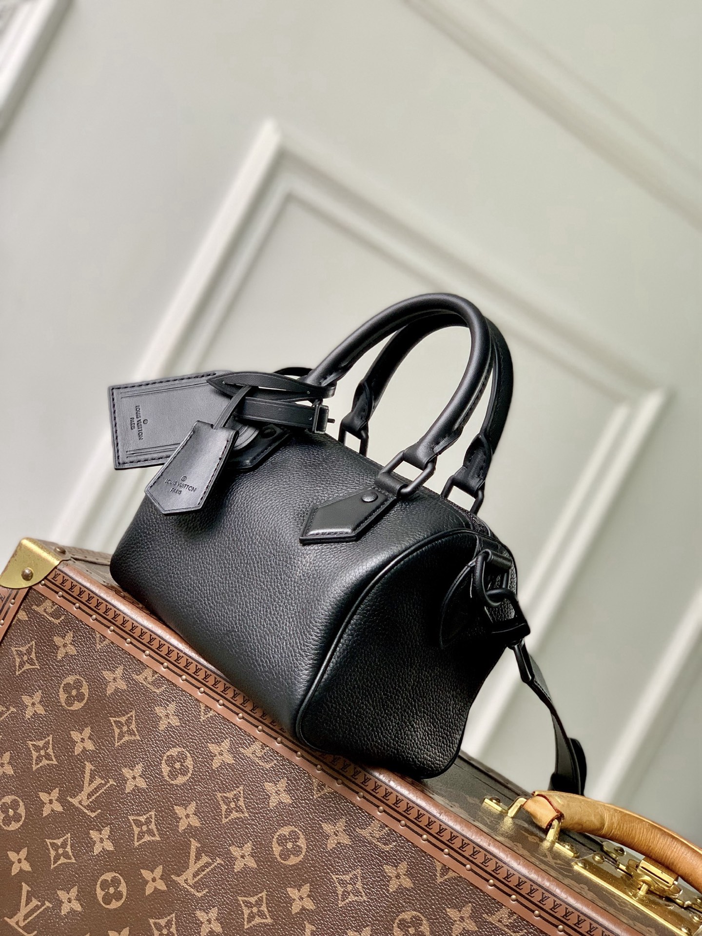 Louis Vuitton The M23807 black Speedy P9 Bandoulière 20 handbag is crafted from glossy calfskin leather.