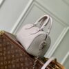 Louis Vuitton The M28343 Speedy 20 is reinterpreted this season, featuring a versatile and sophisticated Brume grey color.