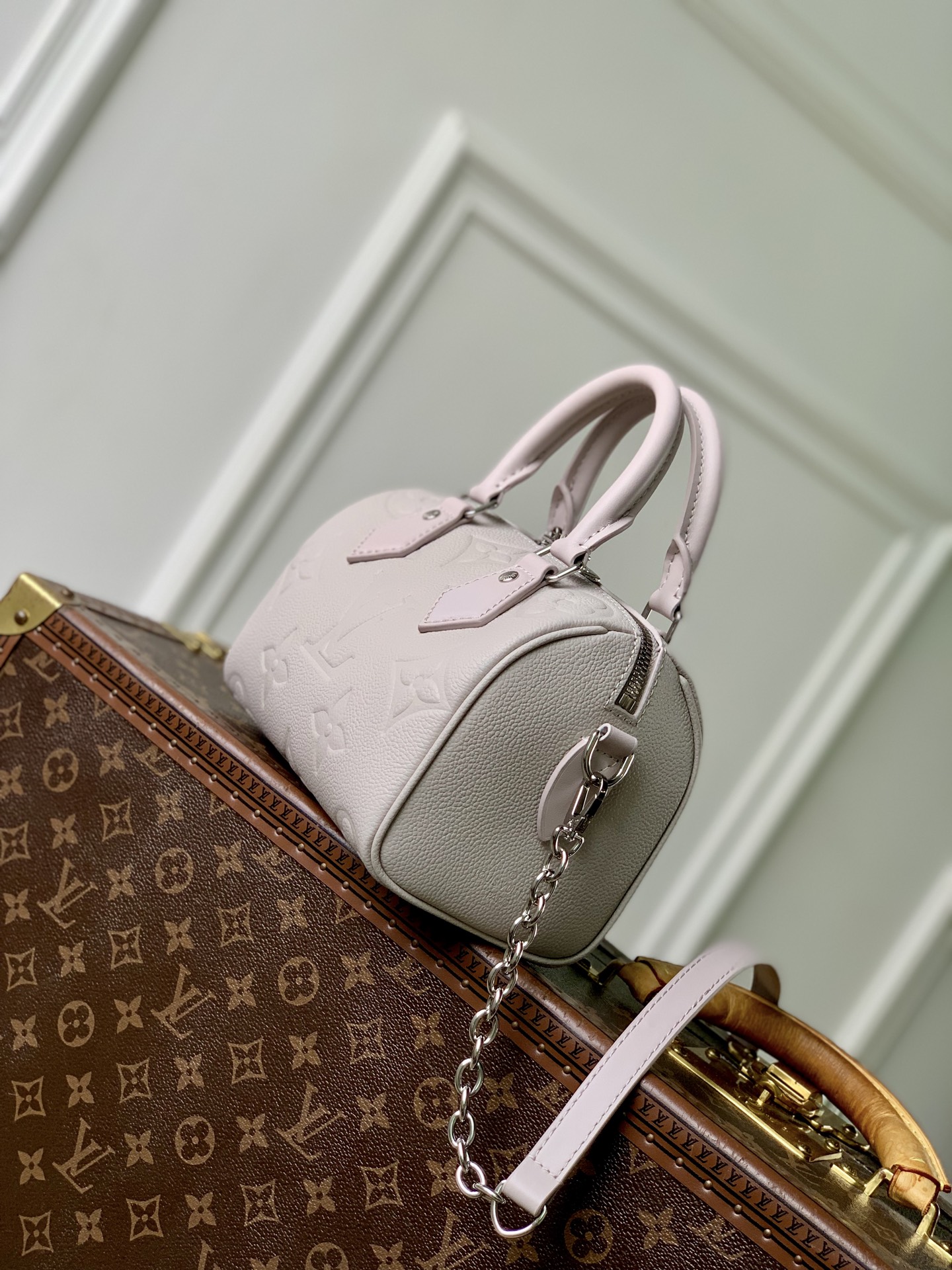 Louis Vuitton The M28343 Speedy 20 is reinterpreted this season, featuring a versatile and sophisticated Brume grey color.