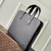 Louis Vuitton The M15258 Gate briefcase is crafted from waxed cowhide leather, featuring a supple design and ample space.
