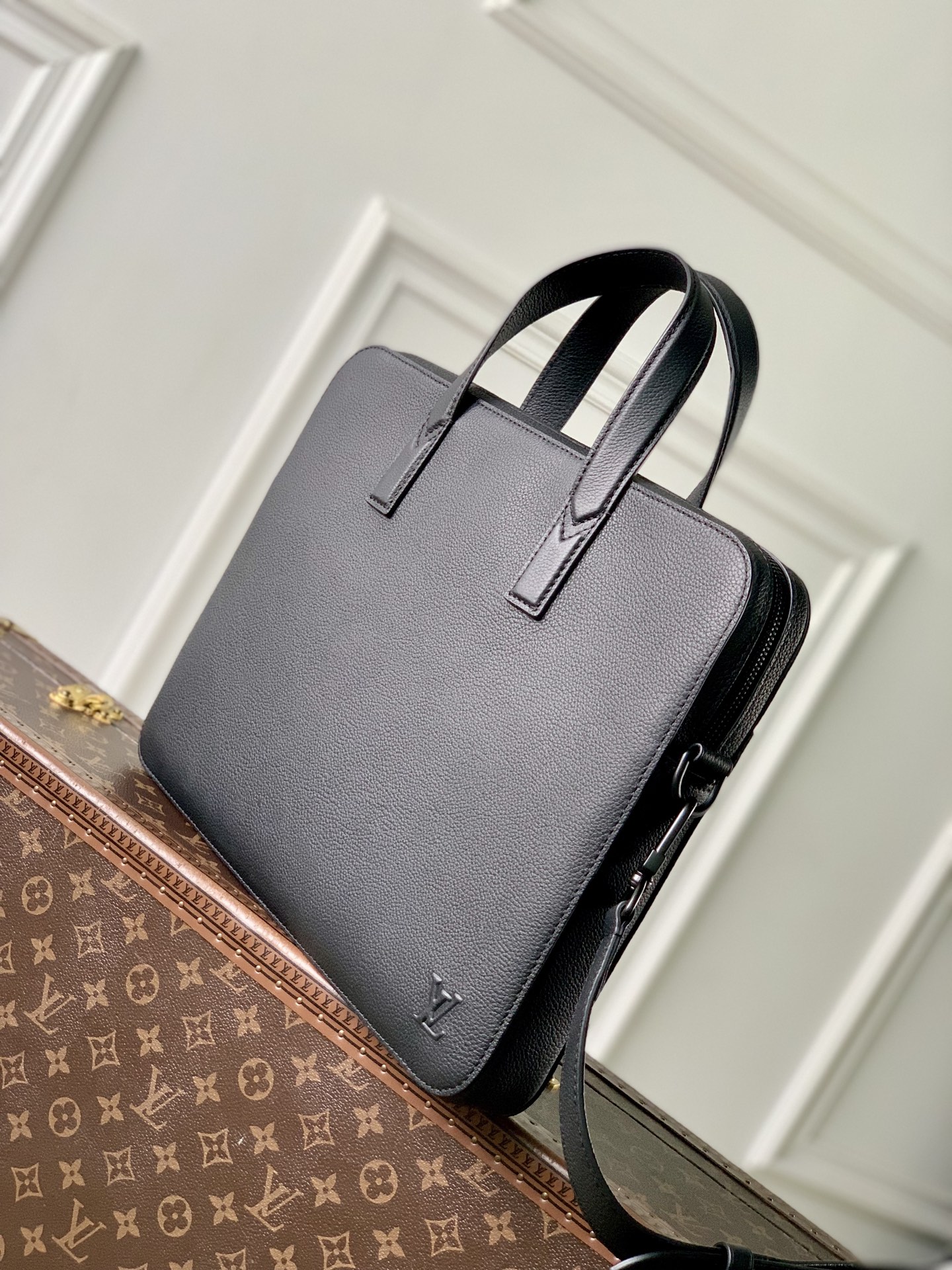 Louis Vuitton The M15258 Gate briefcase is crafted from waxed cowhide leather, featuring a supple design and ample space.