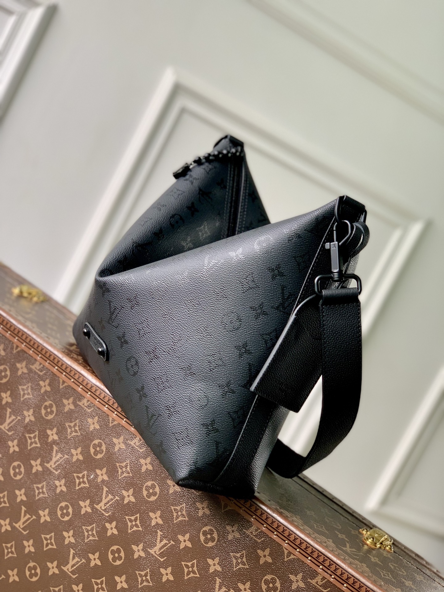 Louis Vuitton M27856 This Vagabond Hobo handbag is made of Monogram Midnight coated canvas with tonal calfskin leather trim.
