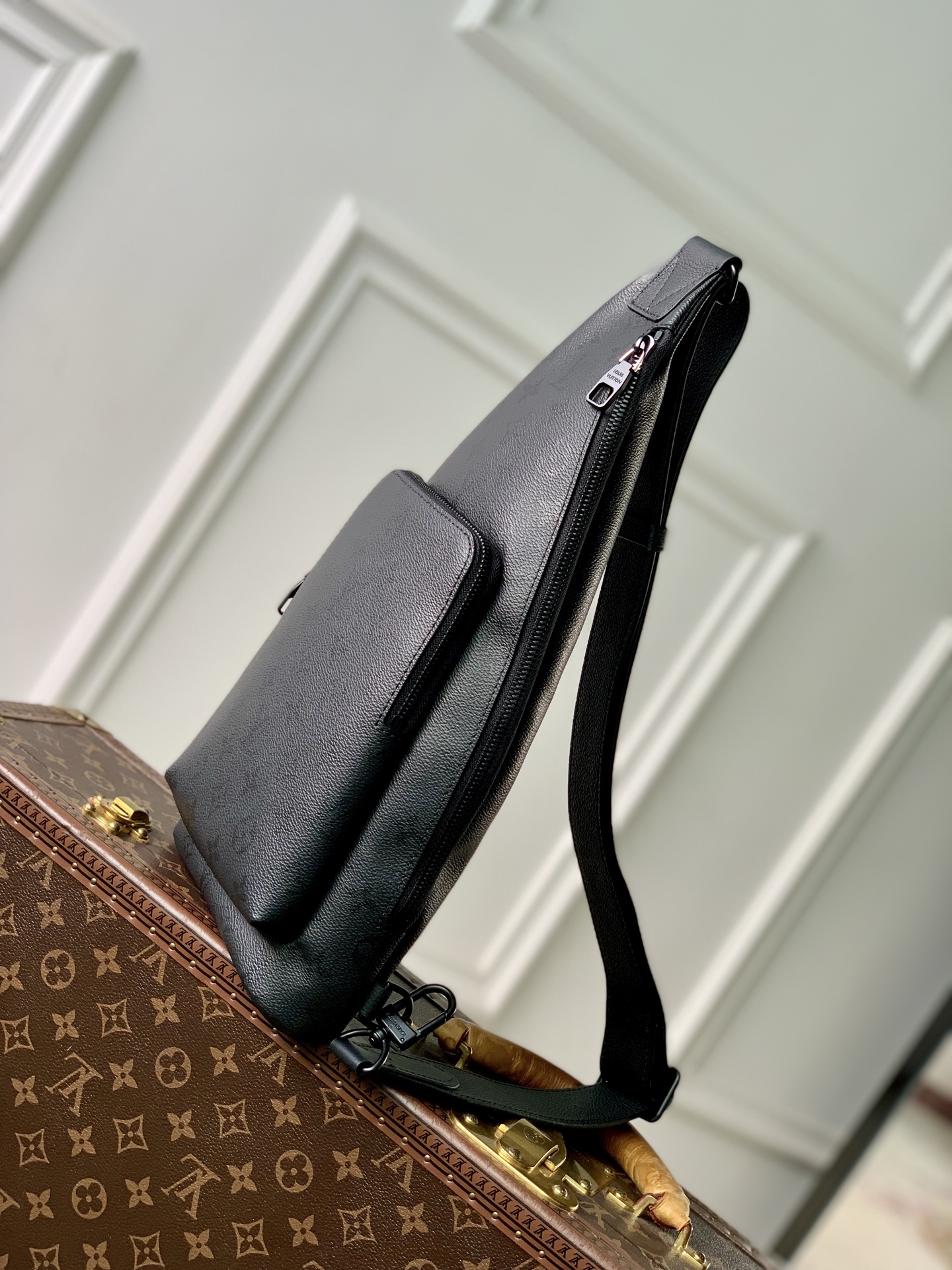 Louis Vuitton The basic silhouette of the M28399 Duo shoulder bag is crafted from the iconic monochrome Monogram Midnight canvas.