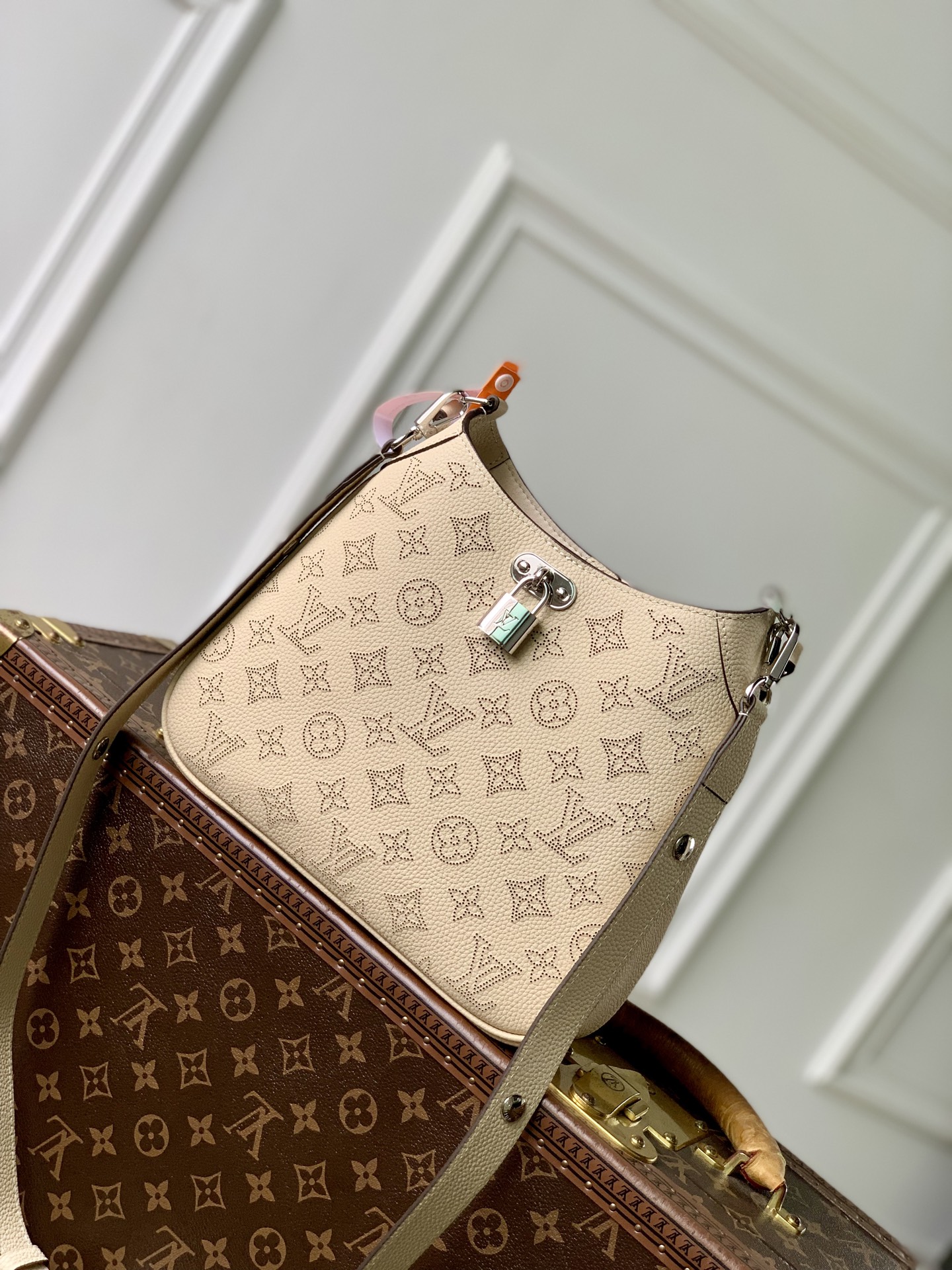 Louis Vuitton M27459 Off-white All Around small handbag from the Mahina series.