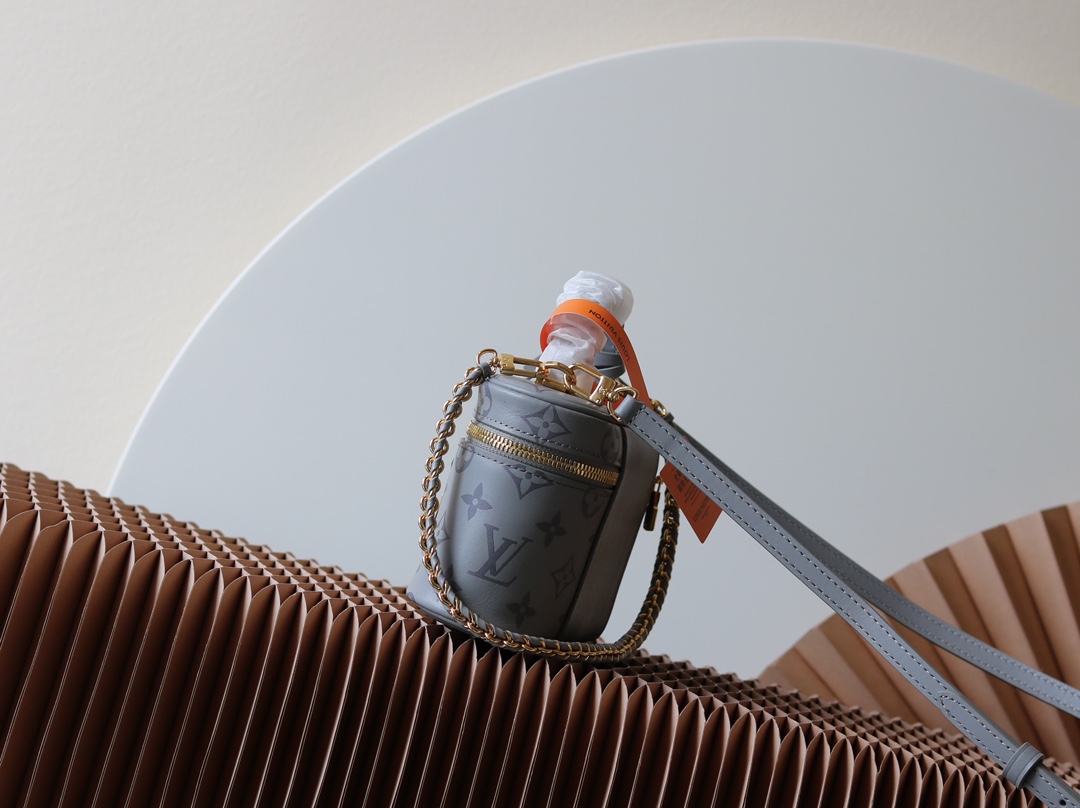 Louis Vuitton Exclusive Real Shot: The Vanity Chain Pouch Handbag with Variable Code Chip Version, m12427 Grey (Silkscreen Print) Inspired by the iconic Nice, the Vanity Chain Pouch captures the spirit of travel.