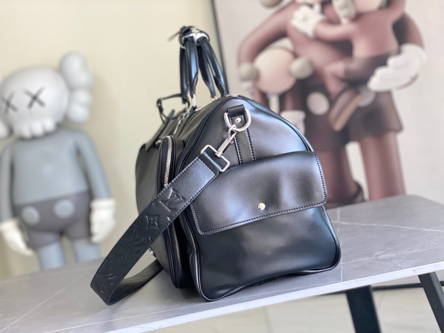 Louis Vuitton M13992 This Keepall Bandoulière 50 travel bag features a Monogram pattern on its canvas surface.