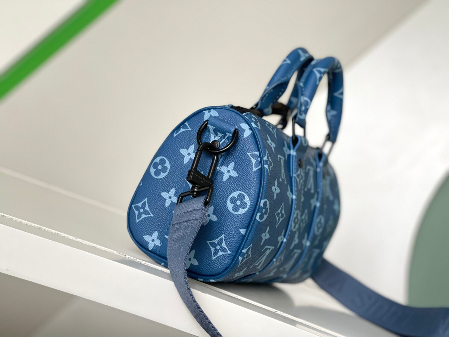 Louis Vuitton M46803 Blue Pillow Bag 🦍🦍 This Keepall Bandoulière 25 handbag is made of coated canvas.