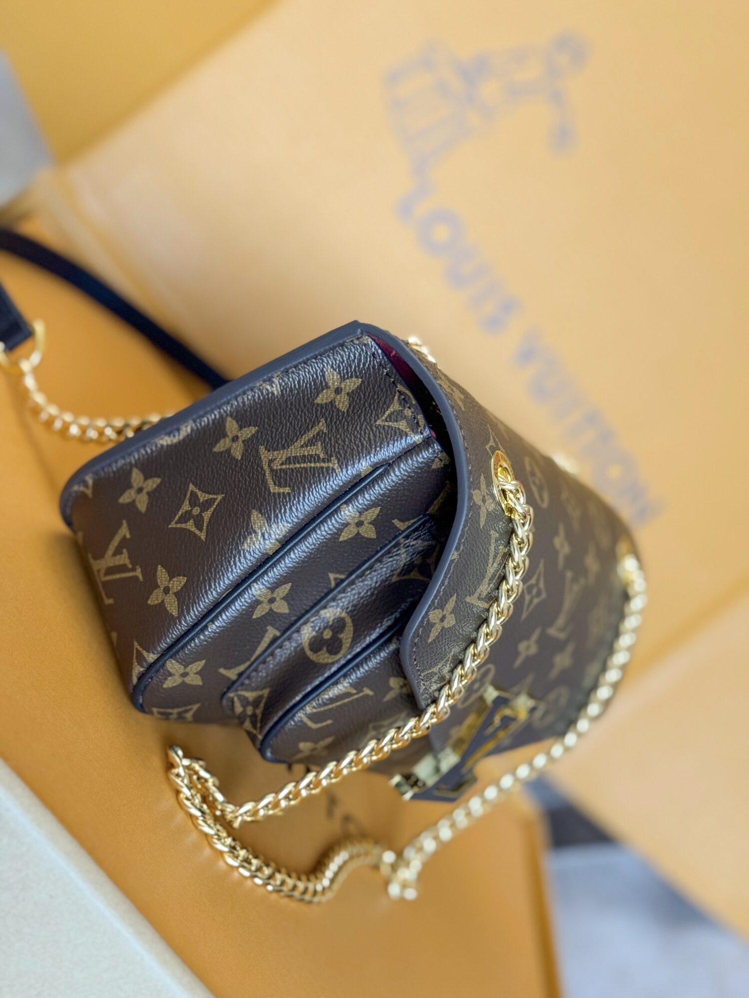 Louis Vuitton【NEW CHAIN ​​BAG】Model: M45592 This chain bag features a delicate design crafted from Monogram canvas.