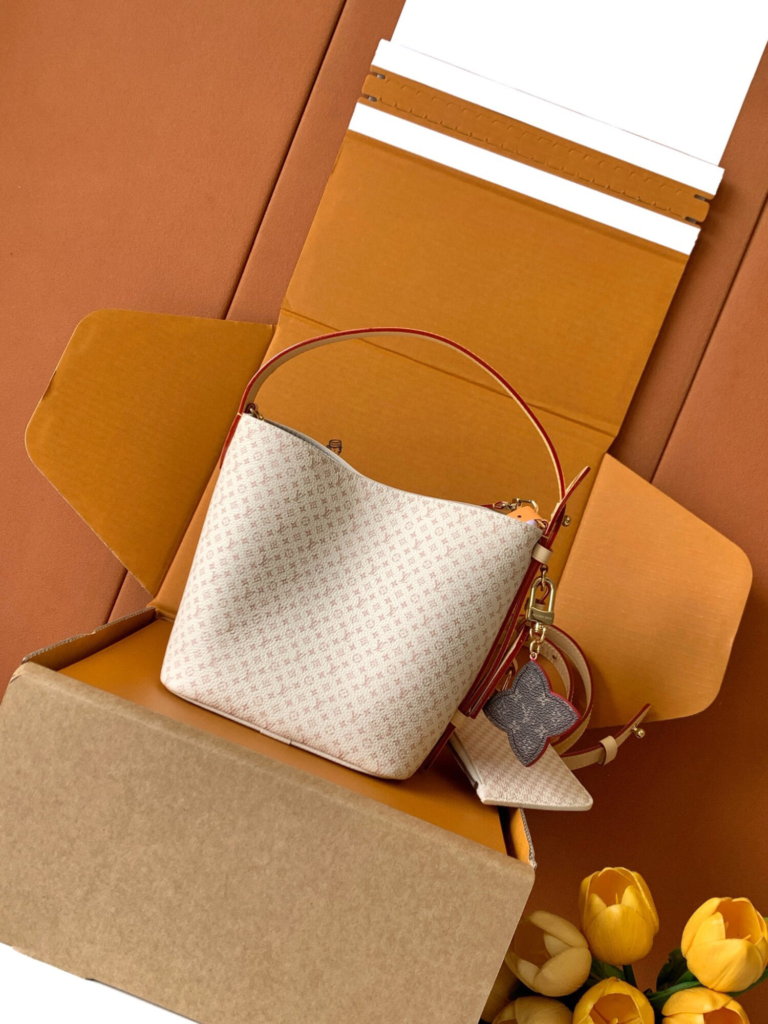 Louis Vuitton The M15130 uses Italian Grade A leather, highlighting its quality, hardware, fabric, craftsmanship, edge finishing, and Grade A production.