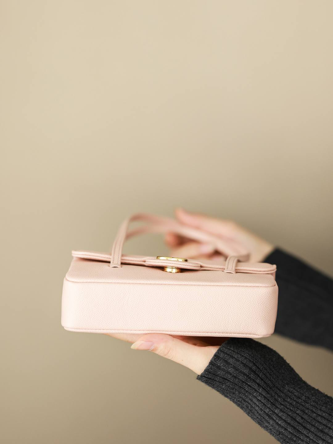 This underarm bag is called Preppy Coco, the King of Bags.