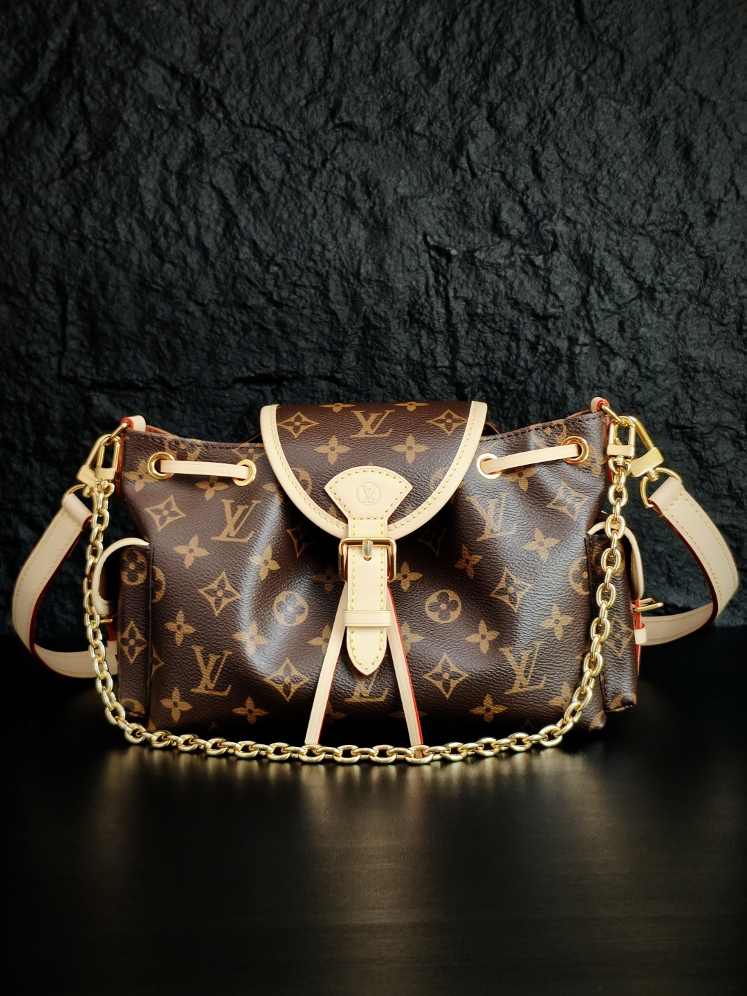 Louis Vuitton The M25085 uses Italian Grade A leather, which is a key factor in its quality.