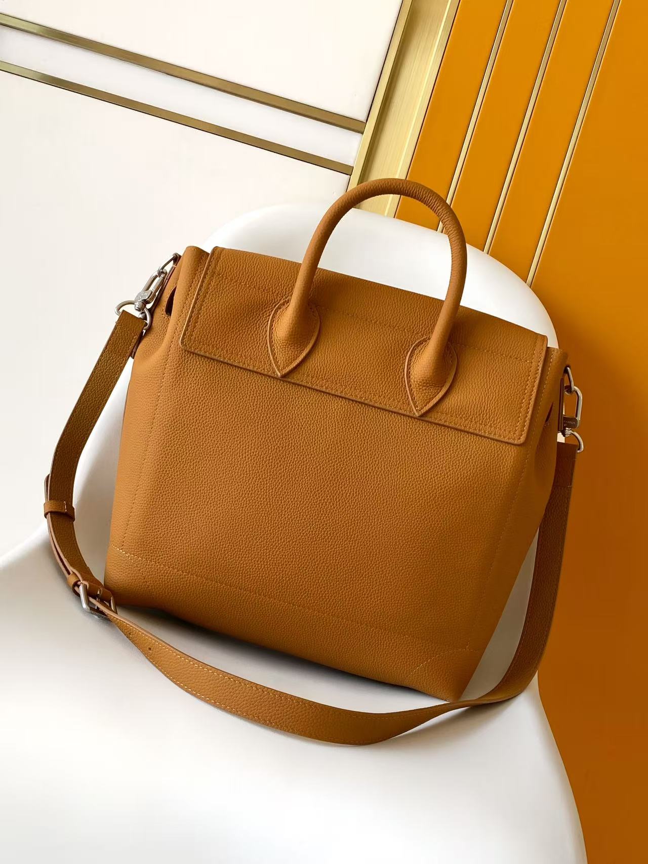 Louis Vuitton This Sapphire 30 handbag is a modern interpretation of the timeless Sapphire handbag, crafted from Brønsted cowhide leather.