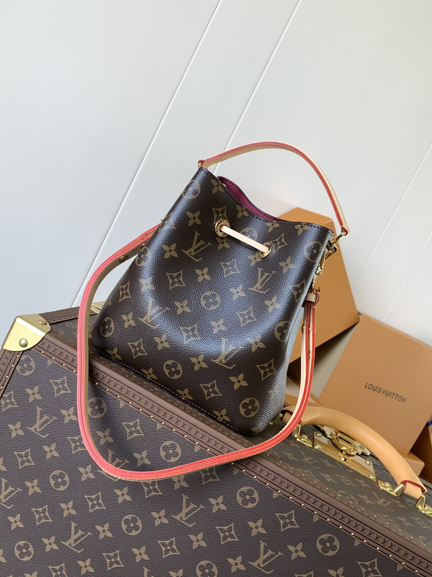 Louis Vuitton M46581 Monogram Canvas Mini Bucket Bag Series NÉONOÉ BB Handbag, featuring a Monogram canvas BB adorned with natural leather.