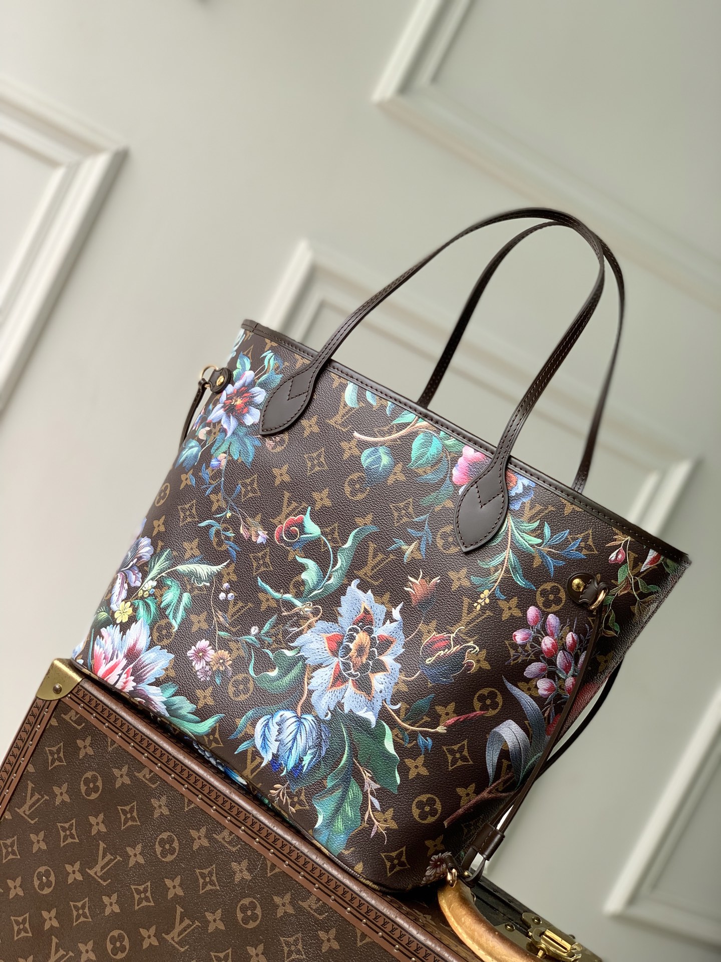 Louis Vuitton M28918 This Neverfull medium handbag is from the Monogram Eden collection.