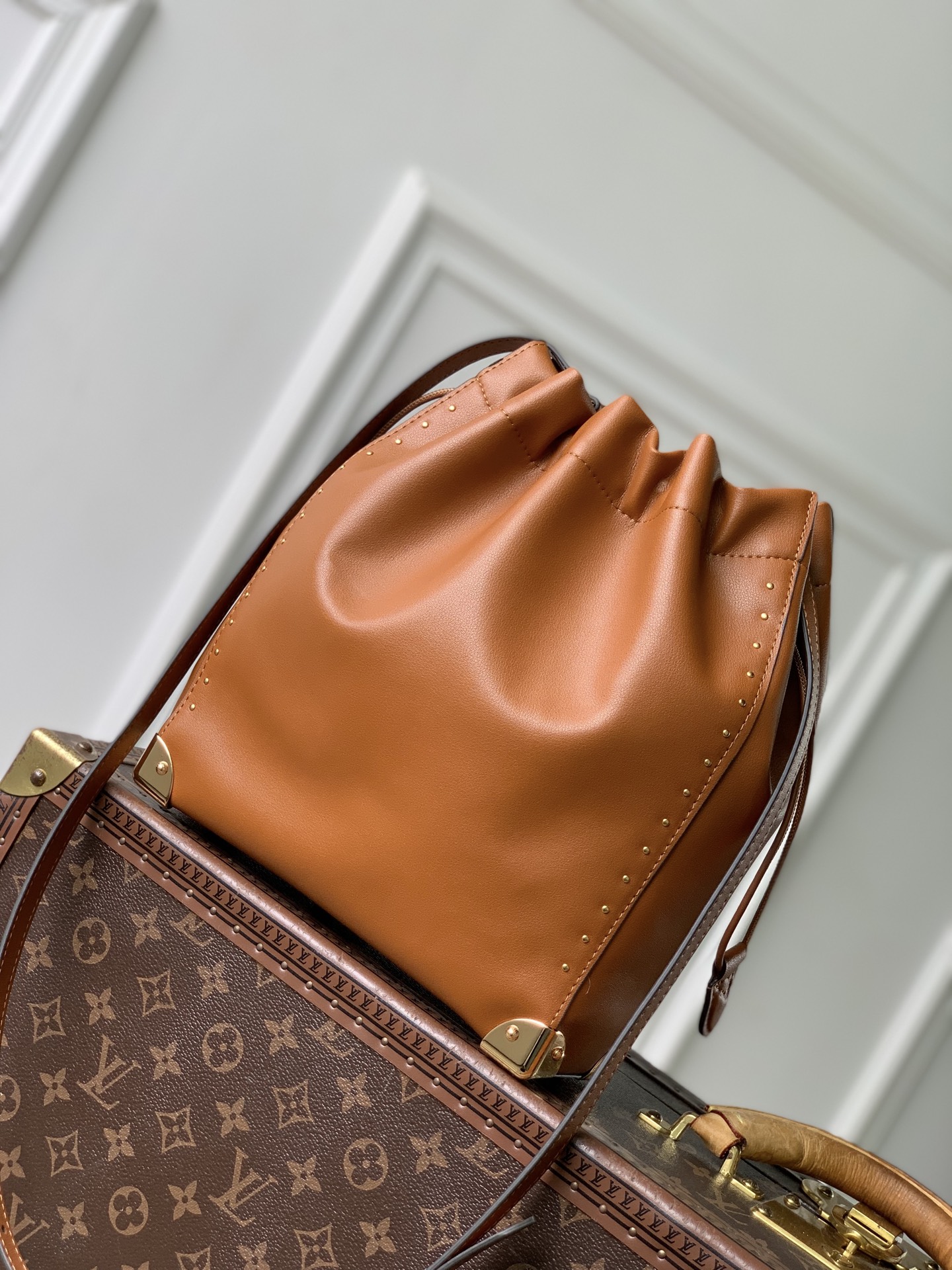 Louis Vuitton M29131 This Noé Trunk handbag is constructed from cowhide leather in a bucket bag shape.