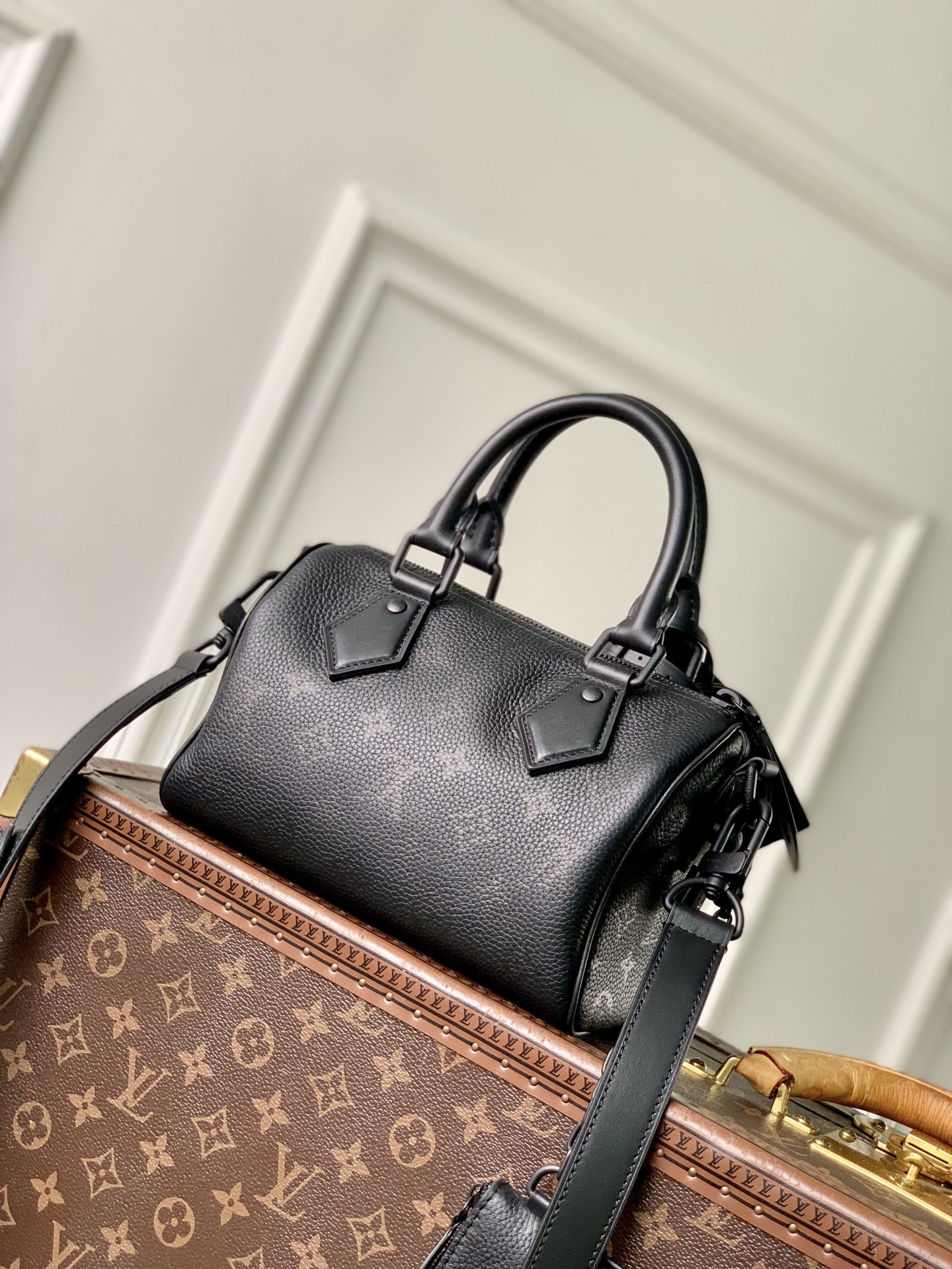Louis Vuitton The M23807 black Speedy P9 Bandoulière 20 handbag is crafted from glossy calfskin leather.