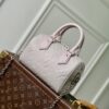 Louis Vuitton The M28343 Speedy 20 is reinterpreted this season, featuring a versatile and sophisticated Brume grey color.