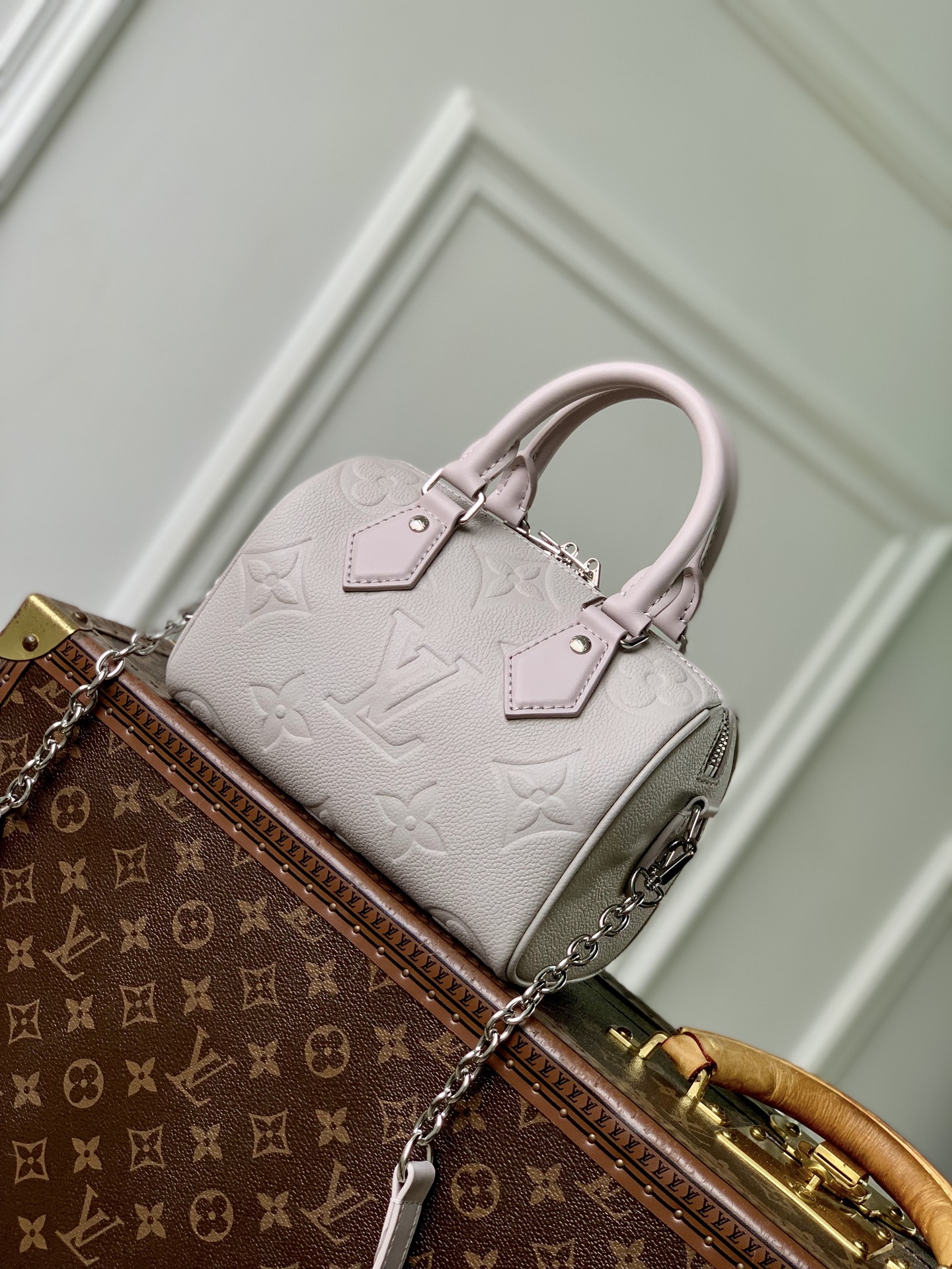 Louis Vuitton The M28343 Speedy 20 is reinterpreted this season, featuring a versatile and sophisticated Brume grey color.