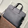Louis Vuitton The M15258 Gate briefcase is crafted from waxed cowhide leather, featuring a supple design and ample space.