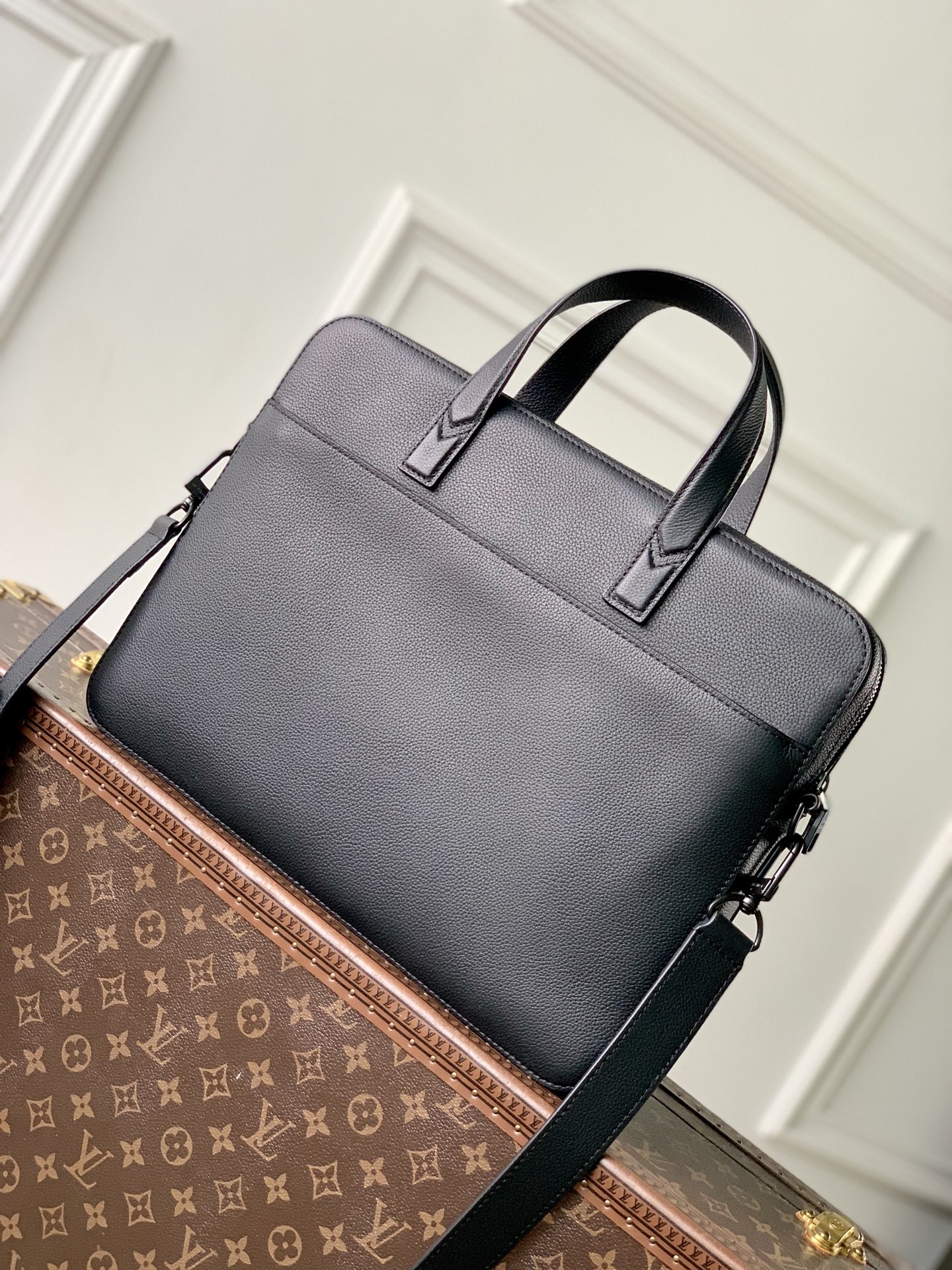 Louis Vuitton The M15258 Gate briefcase is crafted from waxed cowhide leather, featuring a supple design and ample space.