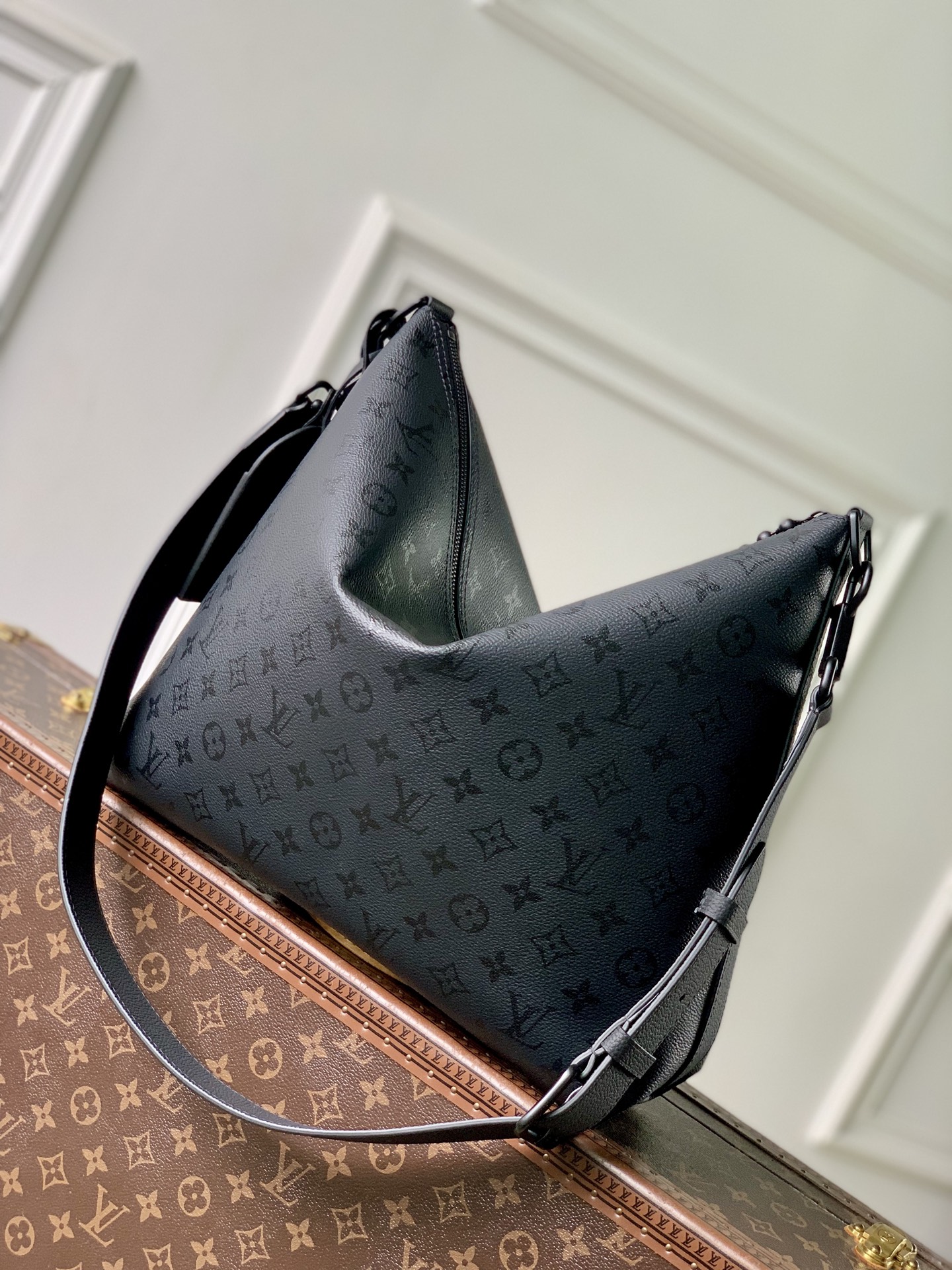 Louis Vuitton M27856 This Vagabond Hobo handbag is made of Monogram Midnight coated canvas with tonal calfskin leather trim.
